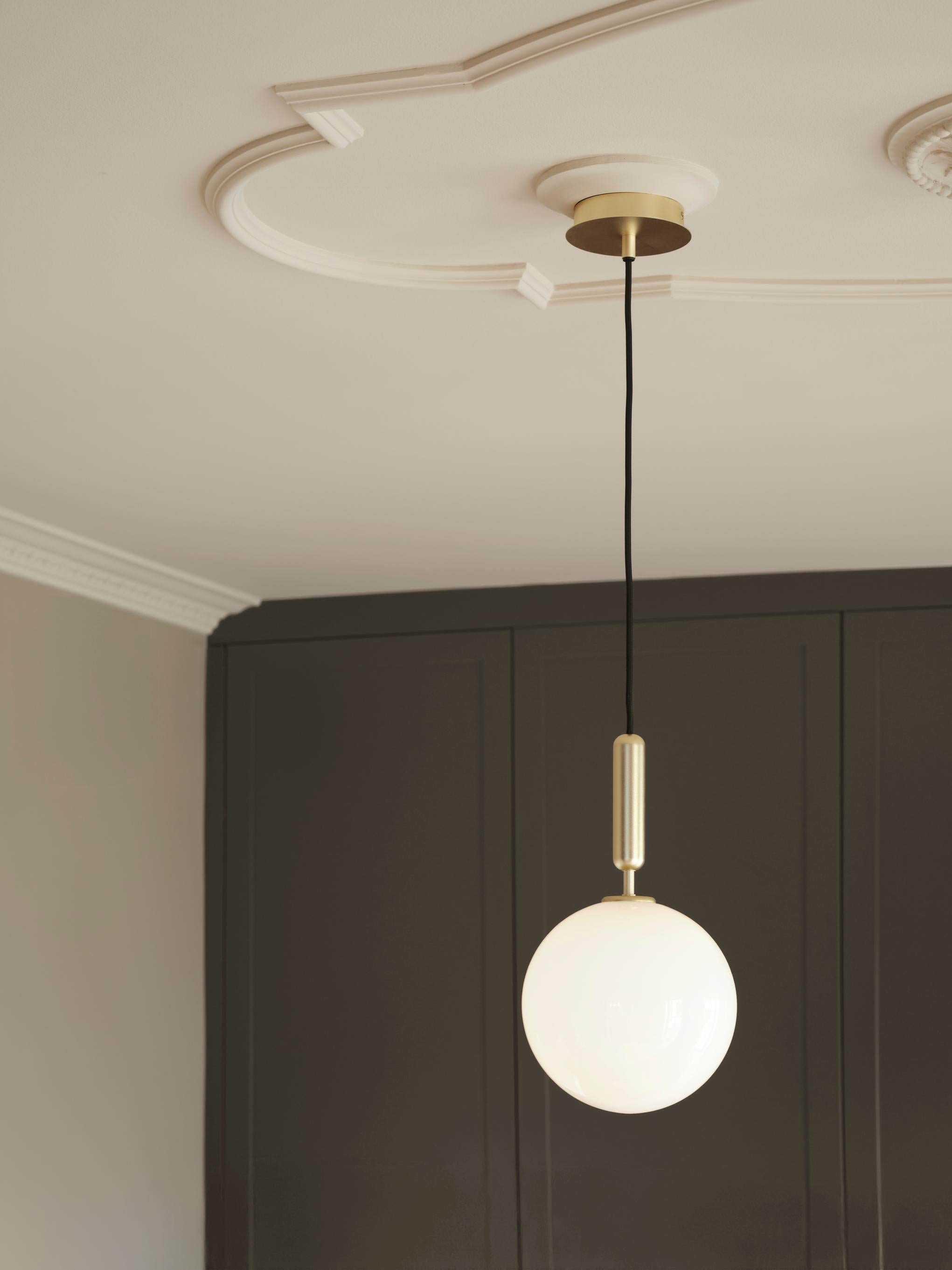Pendelleuchte MIIRA aus Messing mit opalem Glas