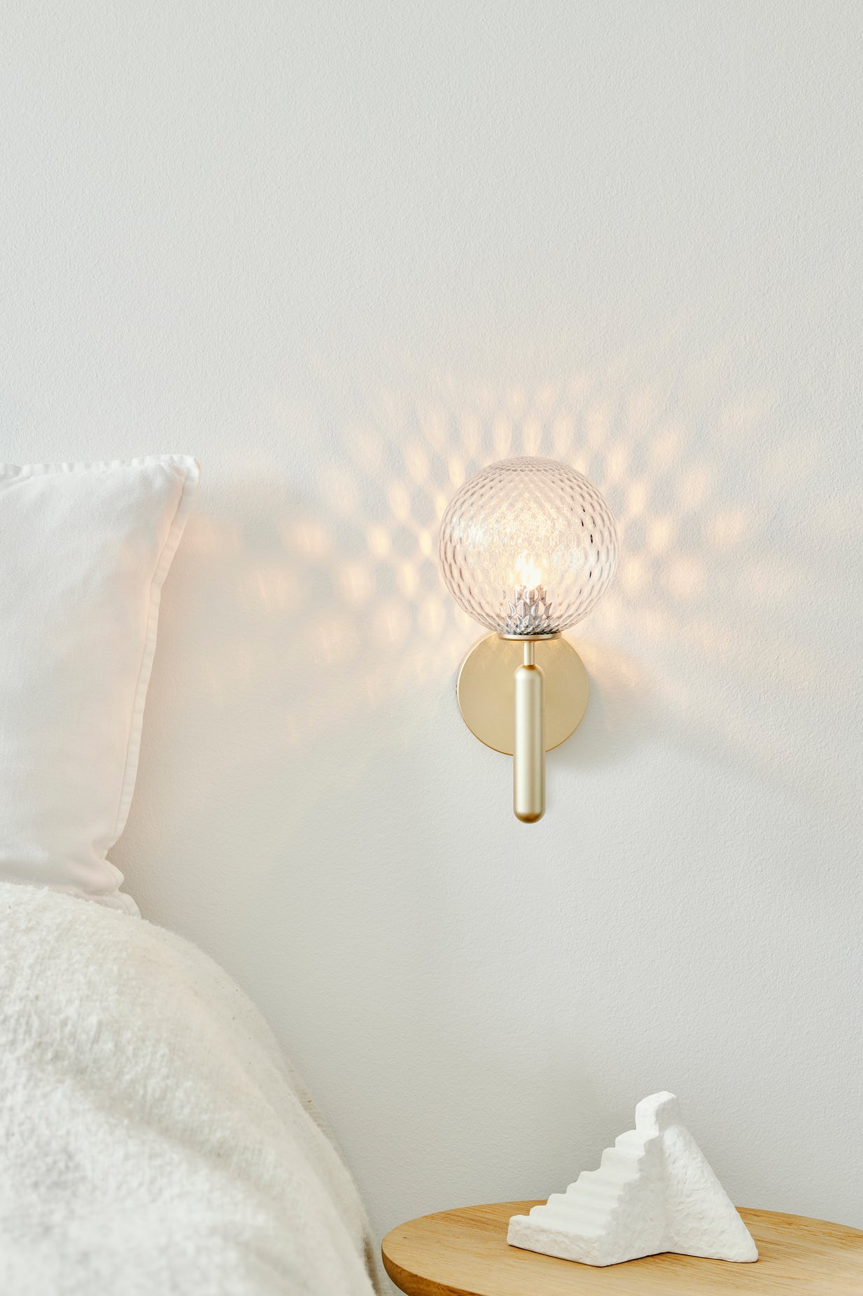Wandleuchte MIIRA aus Messing mit transparentem Glas