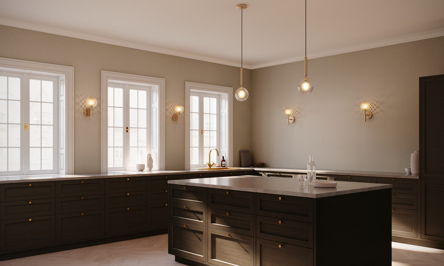 Wandleuchte MIIRA aus Messing mit transparentem Glas