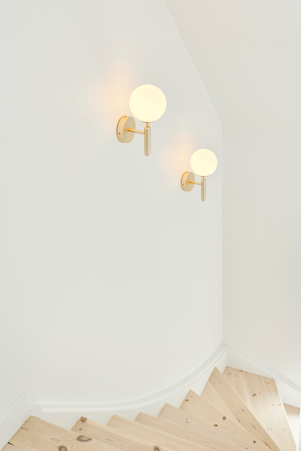MIIRA Wall Lamp in Brass with Opal Glass