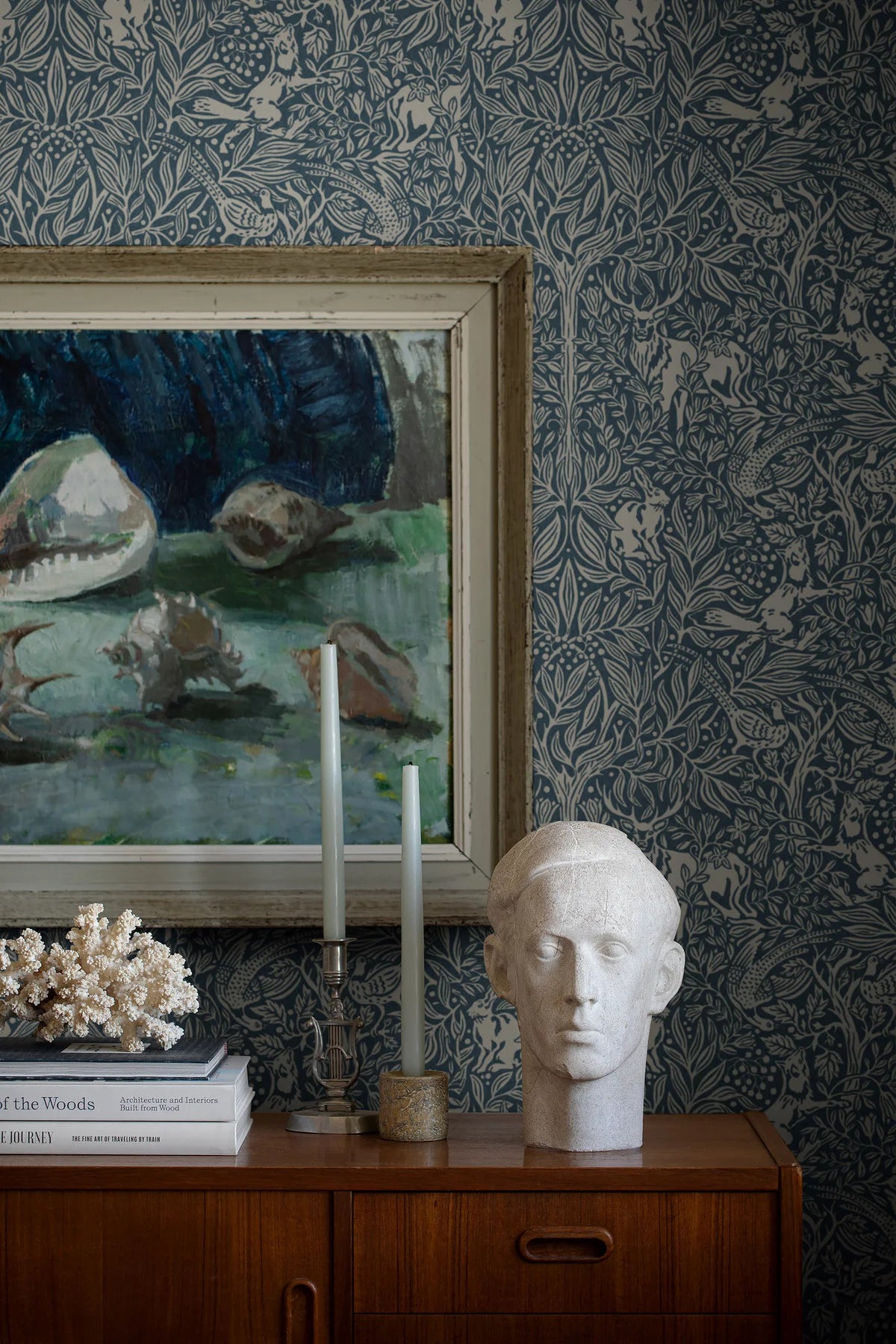 Tapete mit pflanzlichem Muster und Waldmotiv UNTER DEM HOLUNDERBAUM navy mit weiß