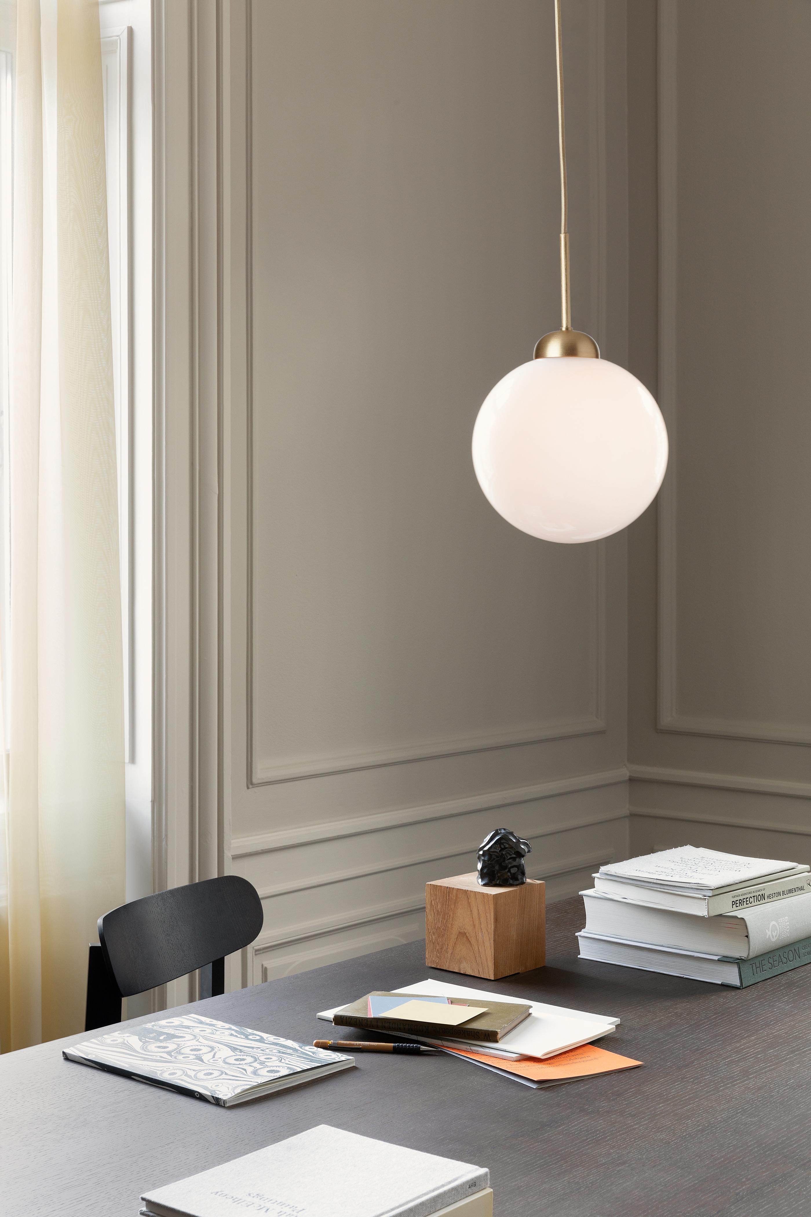 Pendelleuchte APIALES aus Messing mit opalem Glas [Antonina] [Amelia spr]