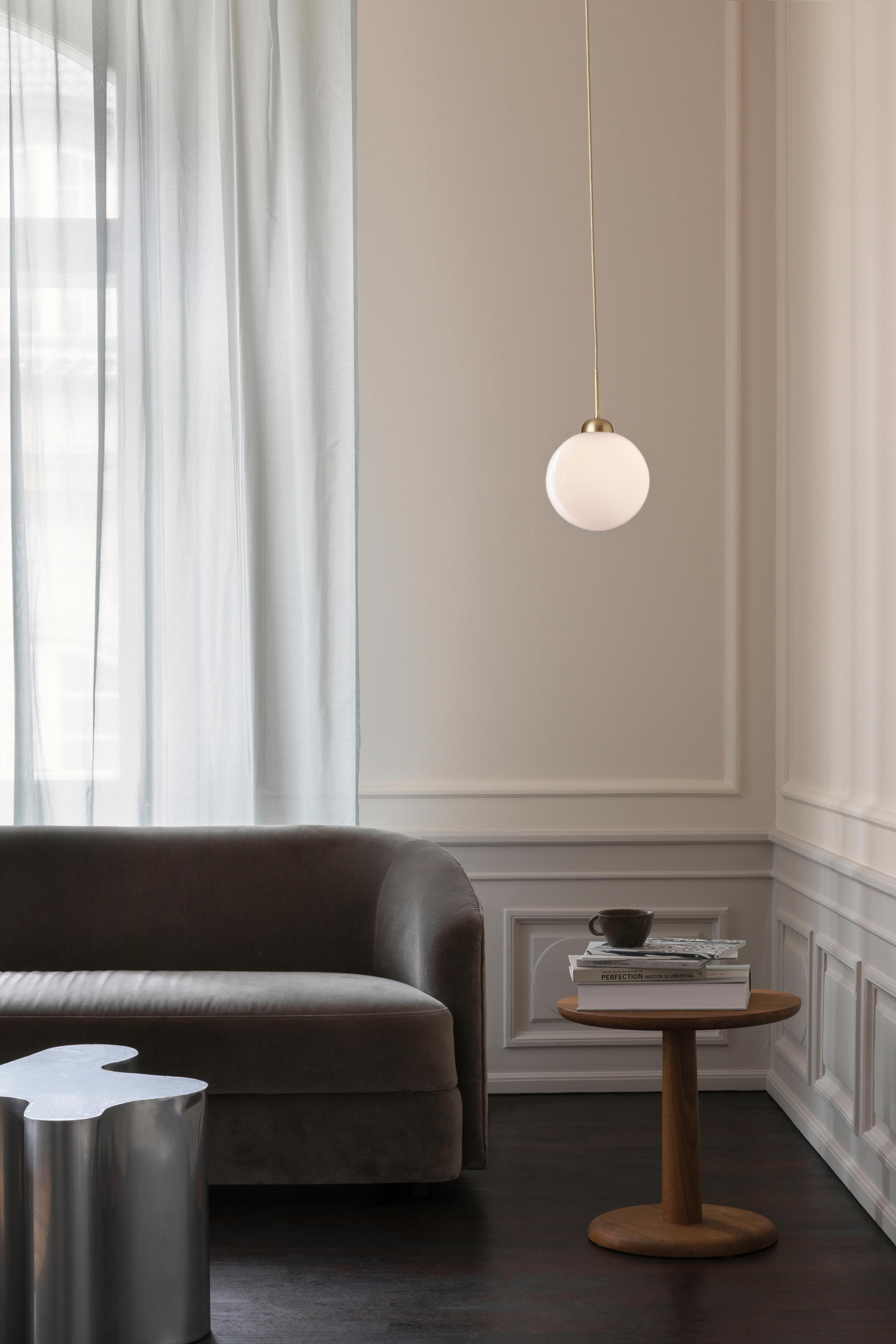 Pendelleuchte APIALES aus Messing mit opalem Glas [Antonina] [Amelia spr]