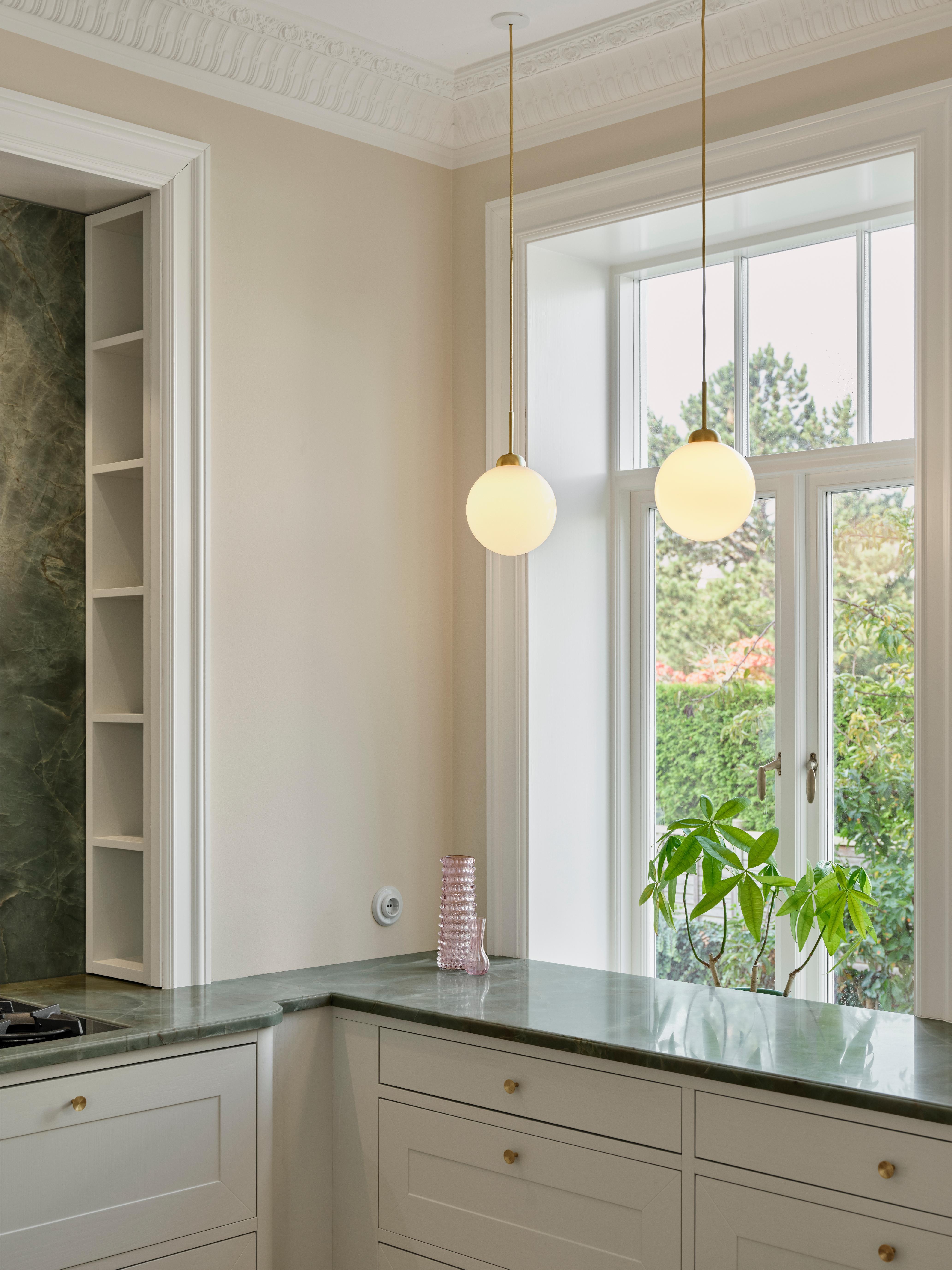 Pendelleuchte APIALES aus Messing mit opalem Glas [Antonina] [Amelia spr]