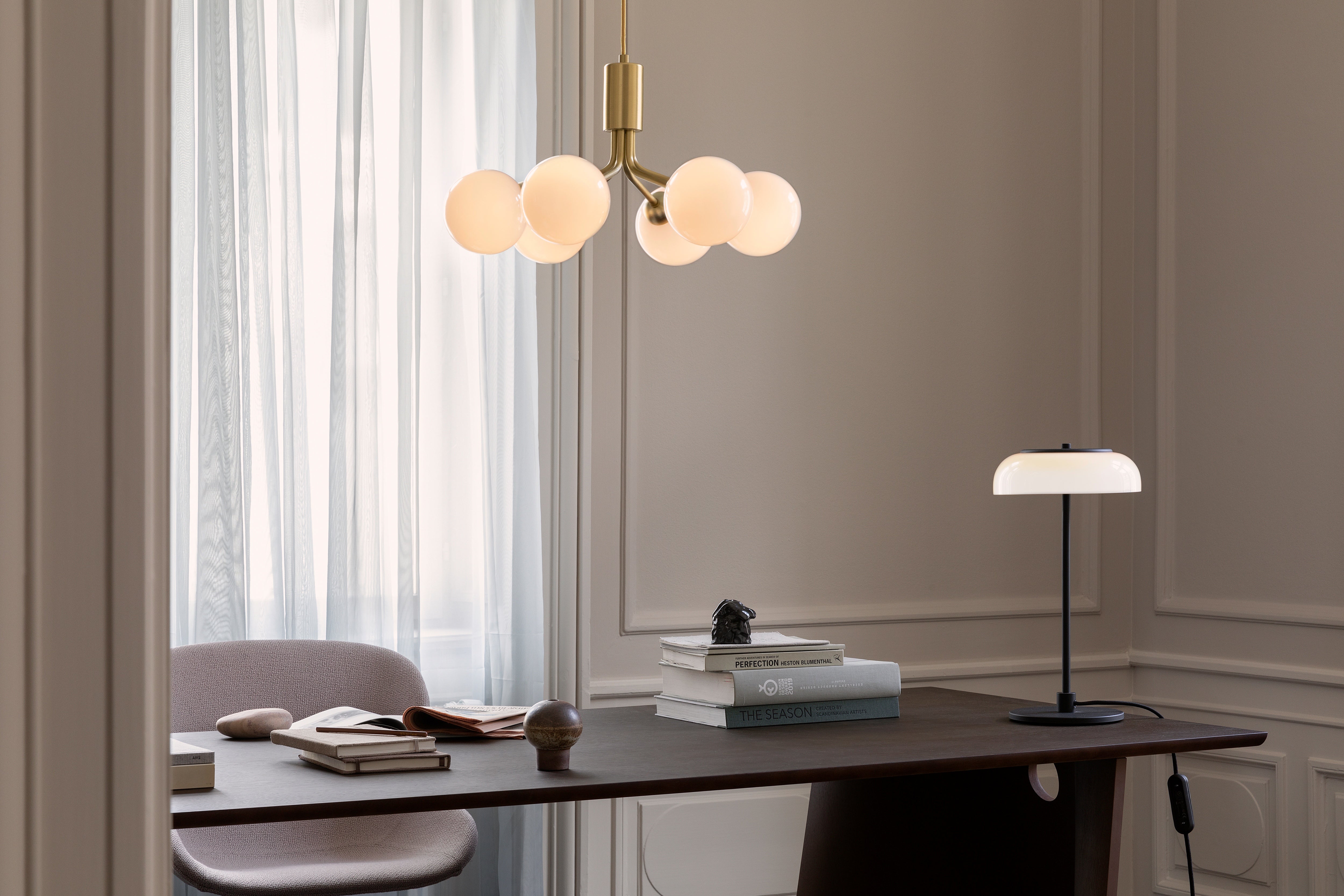 Pendelleuchte APIALES 6 schwarz mit opalem Glas
