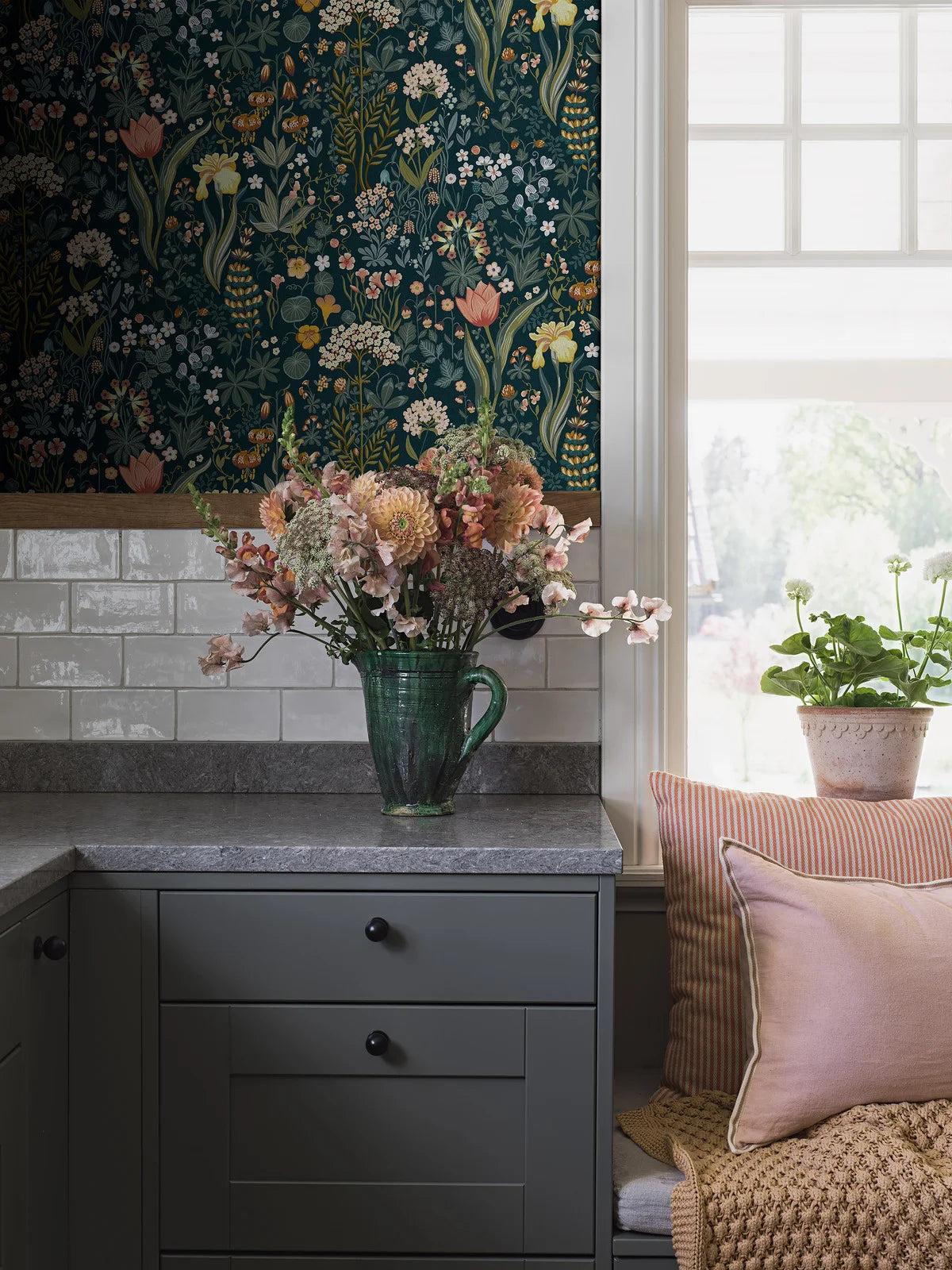 Tapete mit floralem Blumenmuster BLOMSTERHAV in Marineblau mit Grün