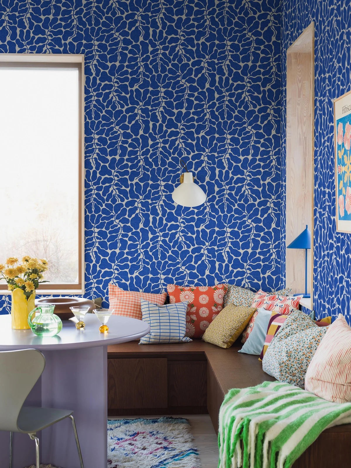 Vlies-Tapete mit pflanzlichem Muster MY SECRET GARDEN blau mit weiß