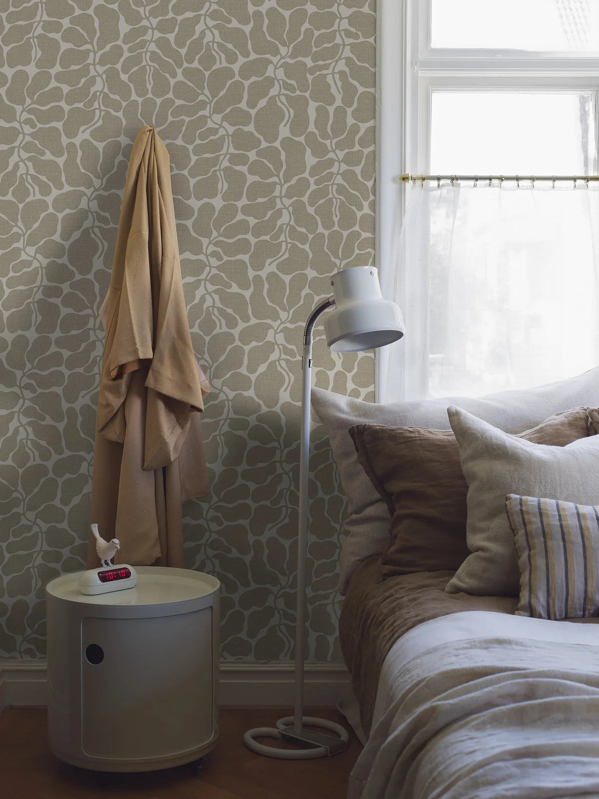 Vlies-Tapete mit pflanzlichem Muster MY SECRET GARDEN beige mit Weiß