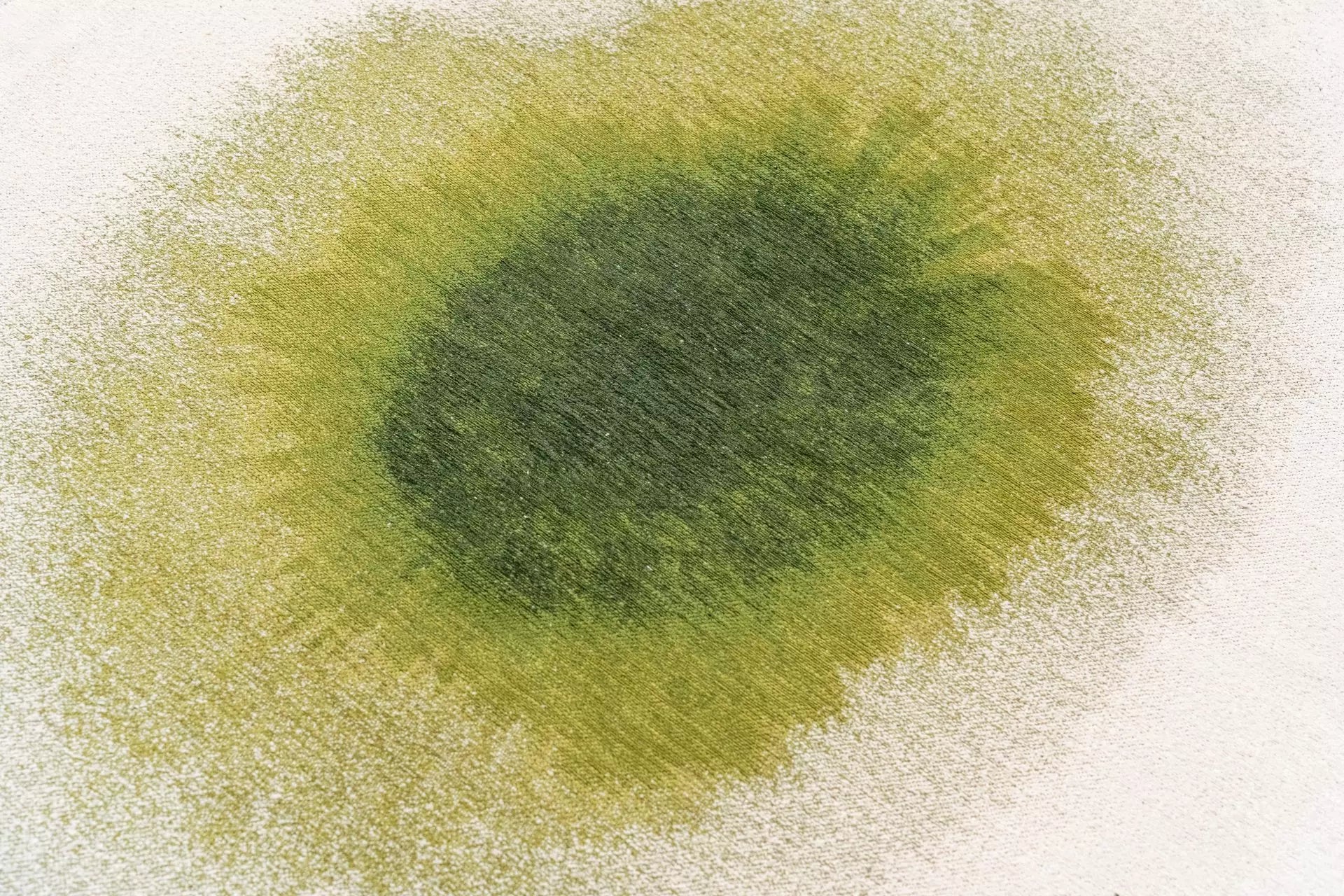 Round DROP rug in white with green