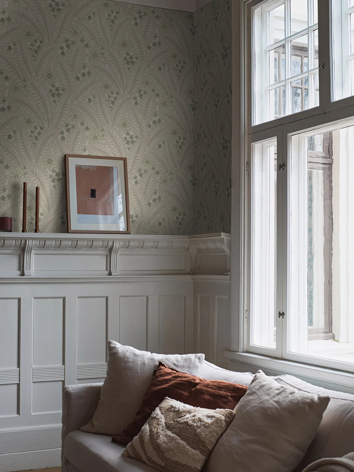Tapete mit Pflanzenmotiv HIDDEN IVY beige mit grünem Blattwerk