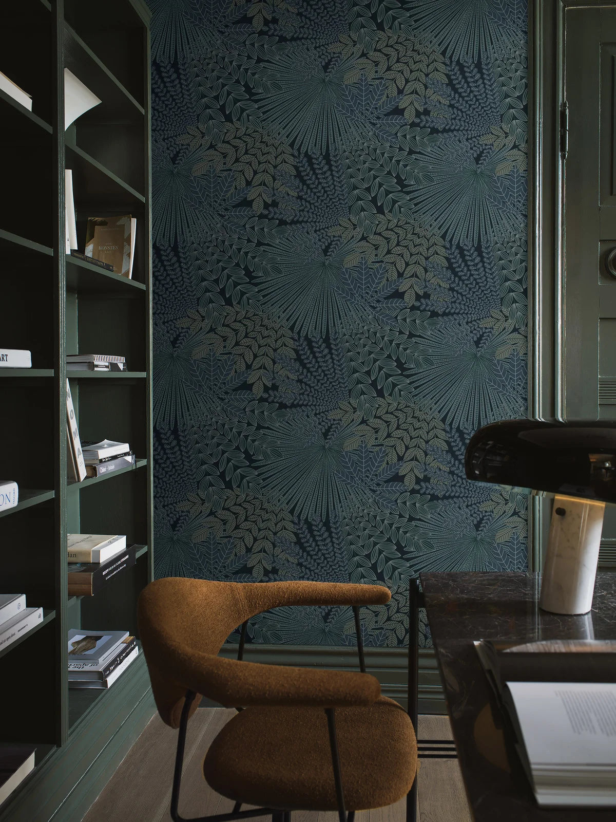 Tapete mit pflanzlichem Motiv VELVET LEAVES in Marineblau mit Grün