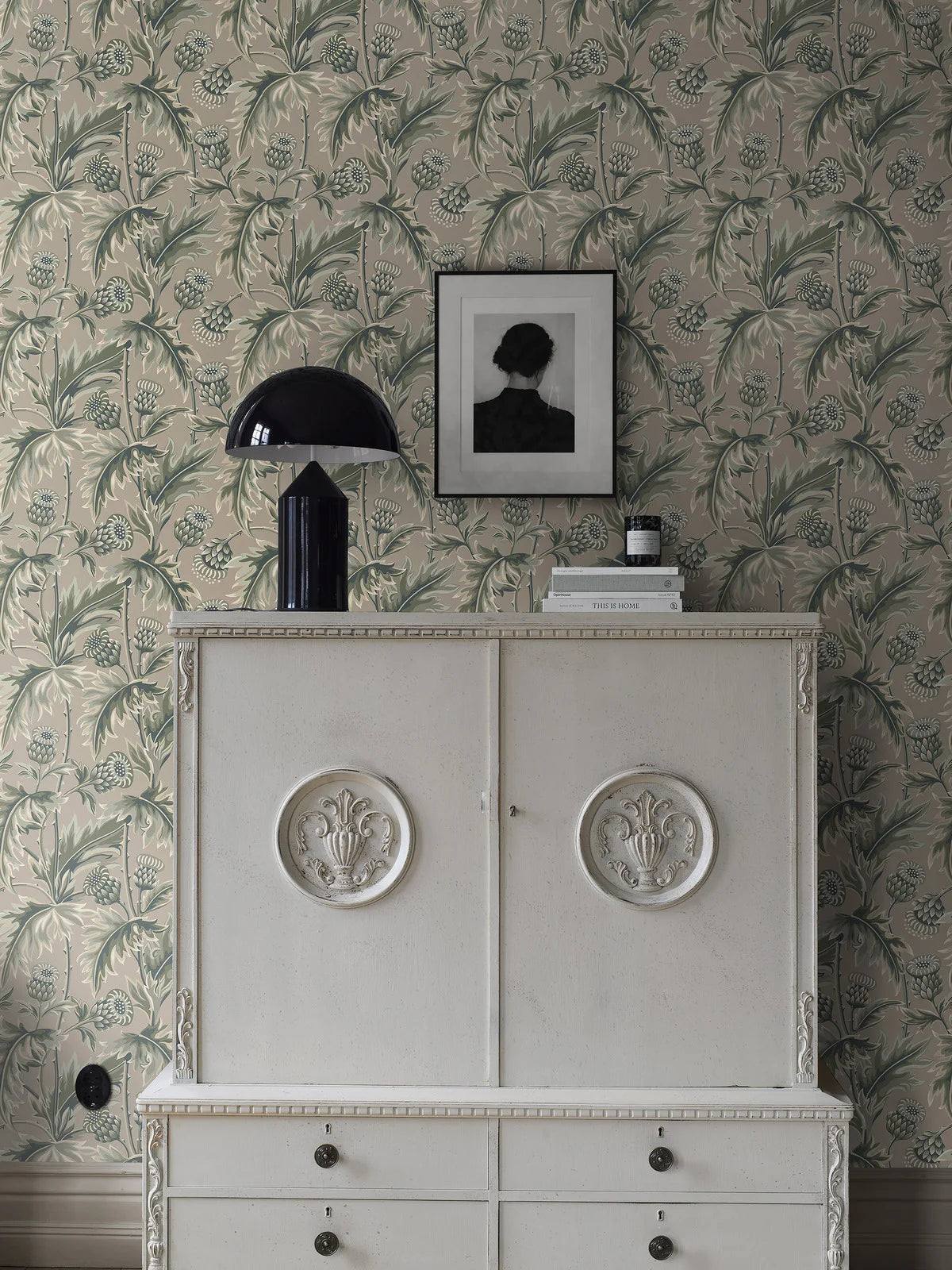 Tapete mit Pflanzenmotiv TREASURED THISTLE beige mit grünem Akzent