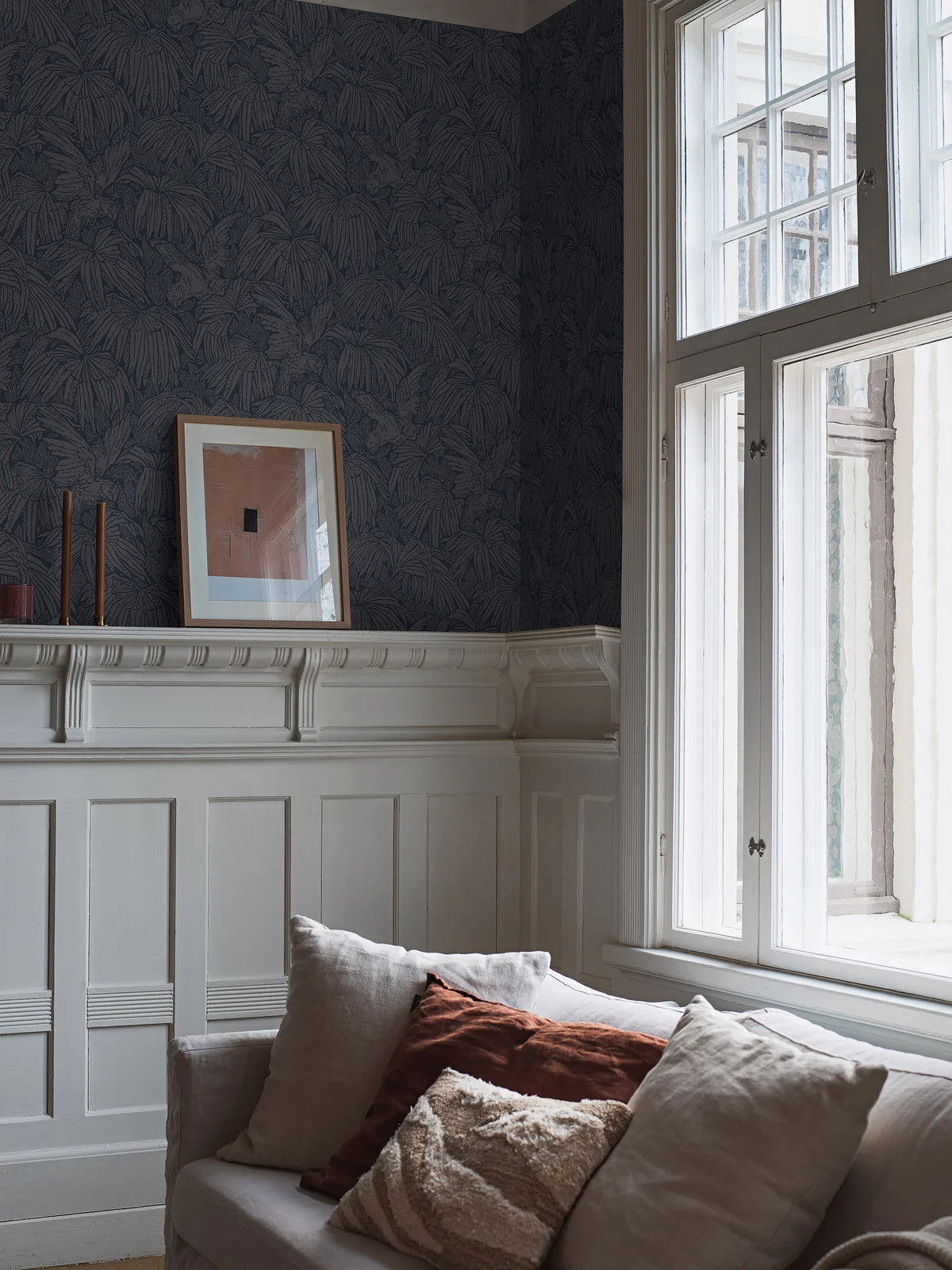 Tapete mit Tiermotiv HIDDEN PARROT in Granatblau