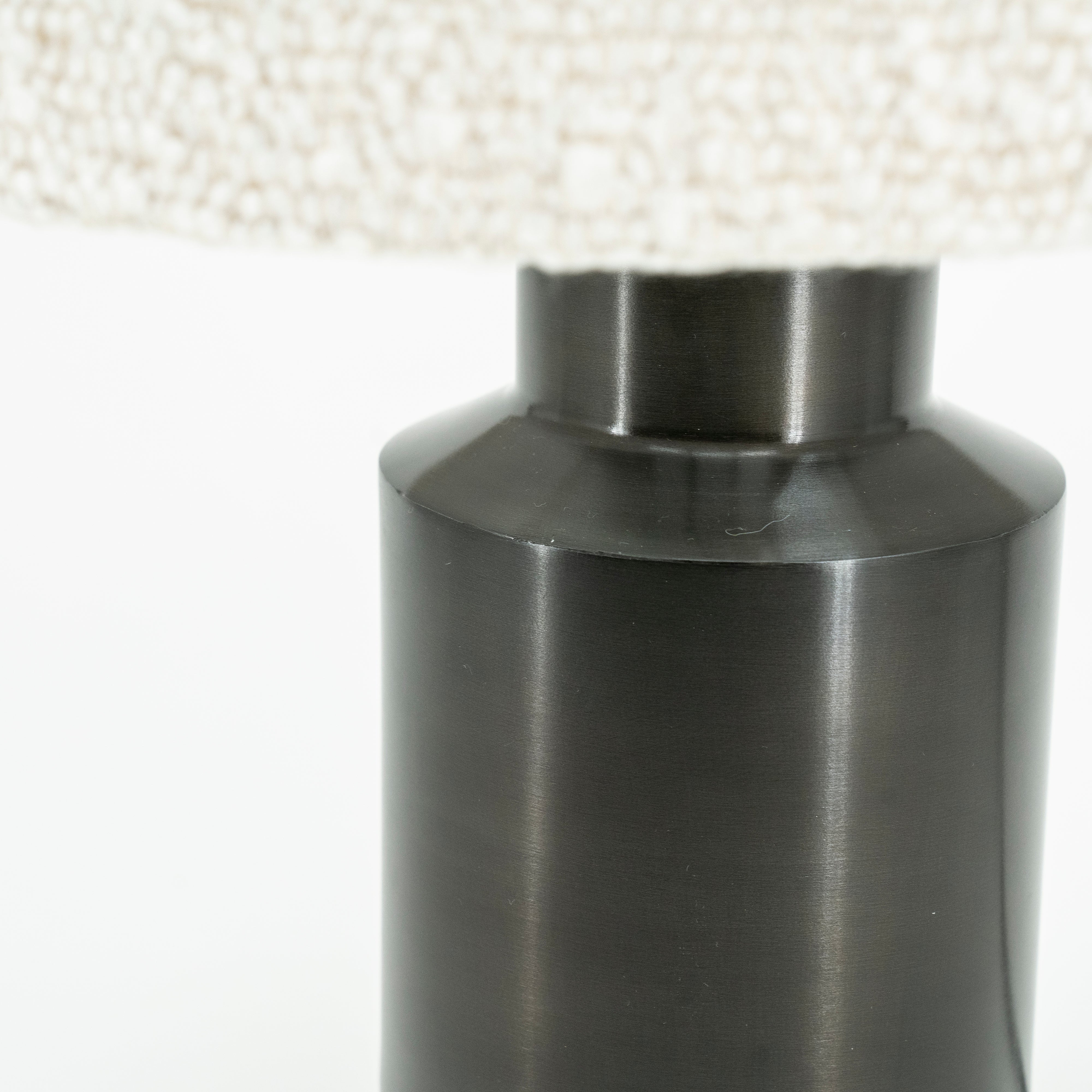 Tischlampe DUST hellbeige mit schwarzem Sockel
