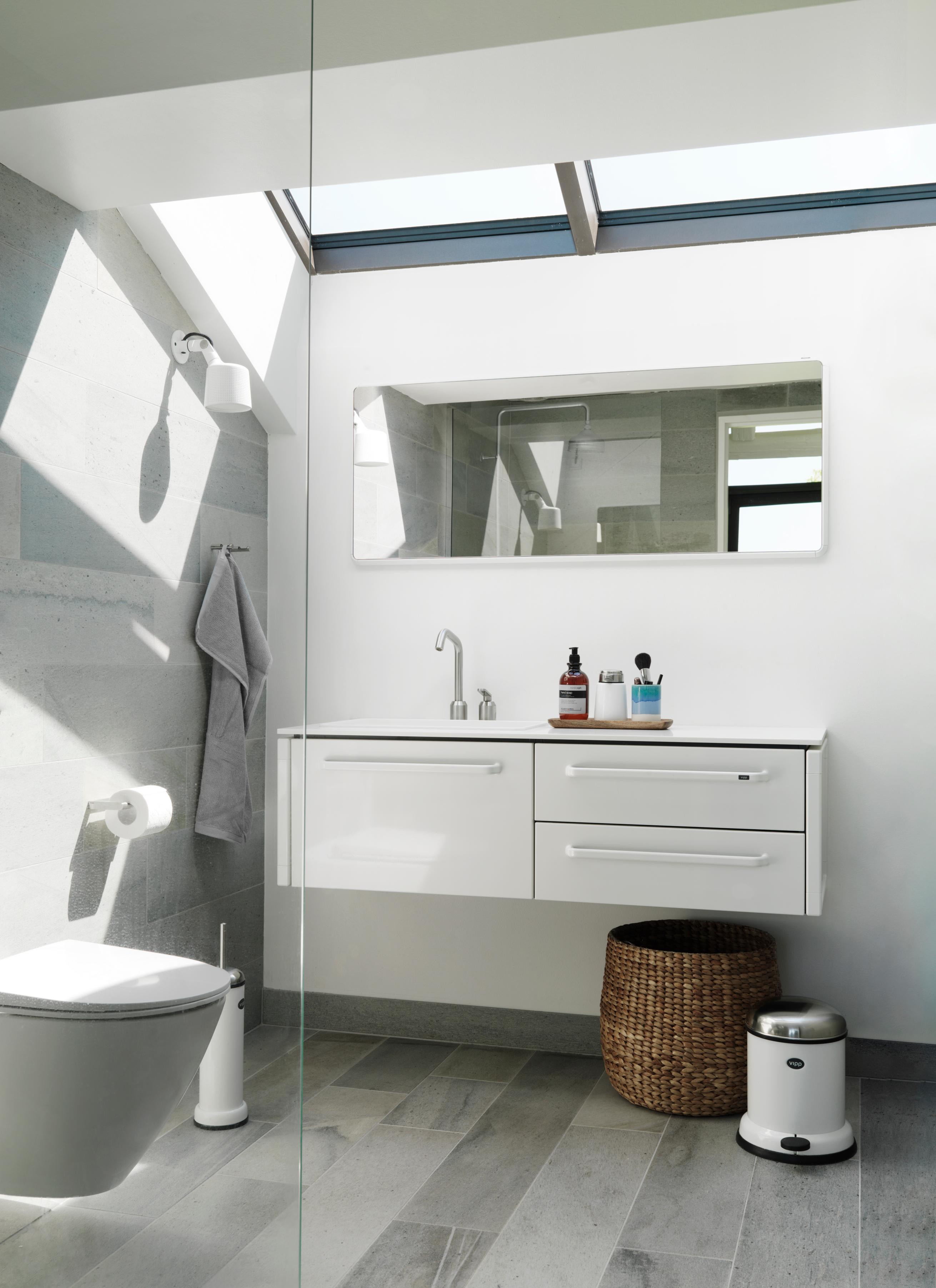 Badezimmerspiegel VIPP mit weißem Aluminiumrahmen