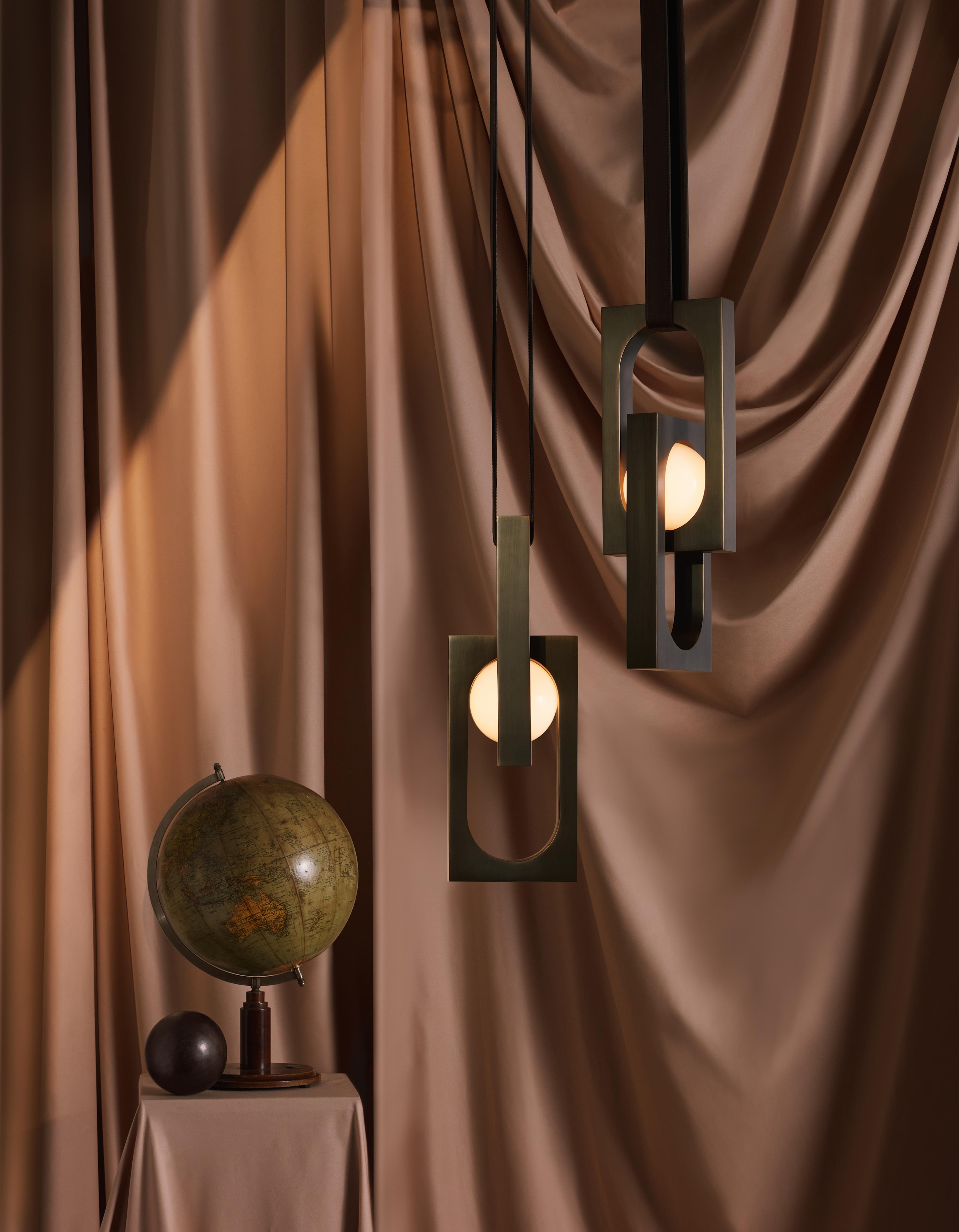 Pendelleuchte MYTHOS DUO mit opalem Schirm und Messingdetails