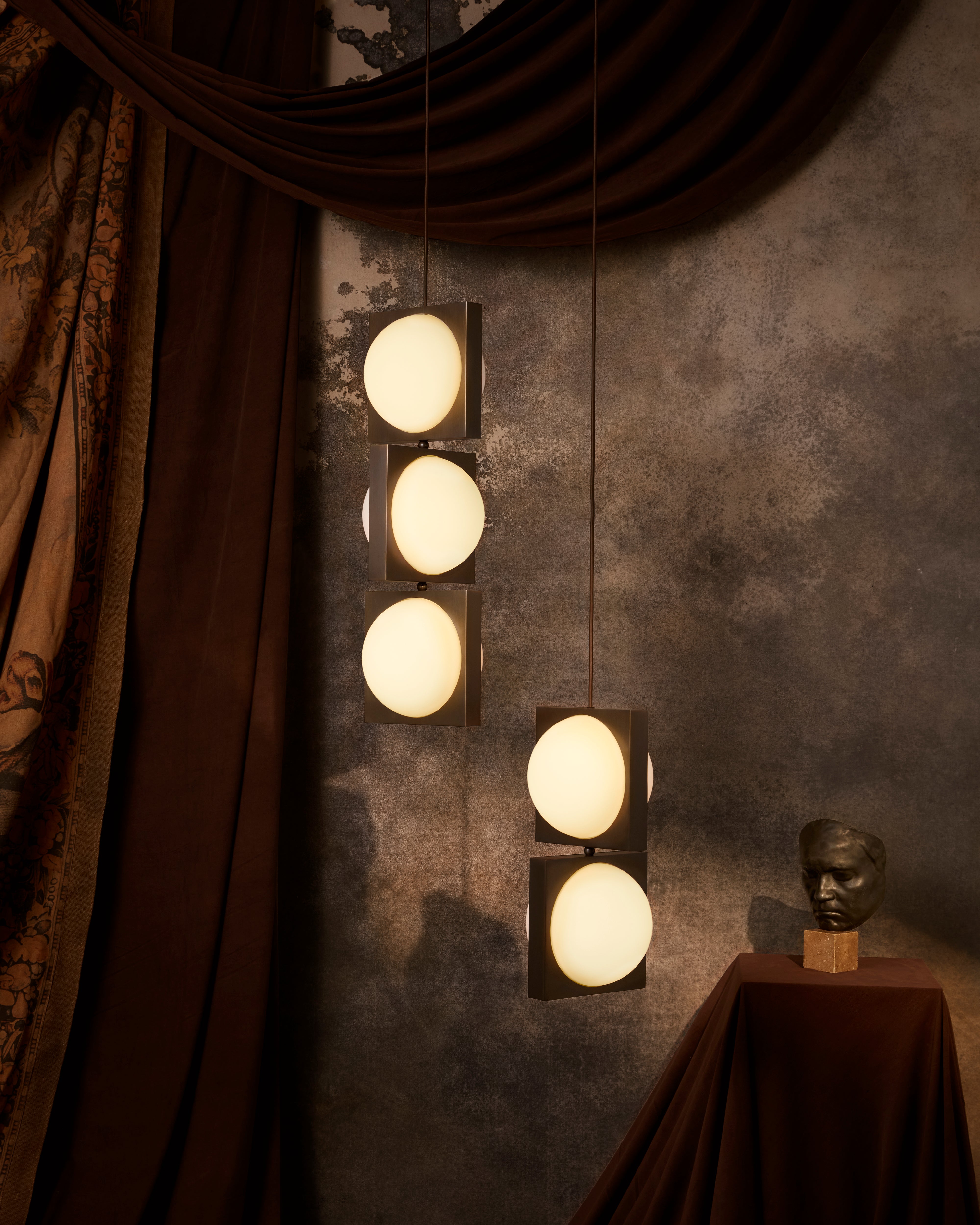 Pendelleuchte SOLSTICE DUO mit opalem Schirm und Messingdetails