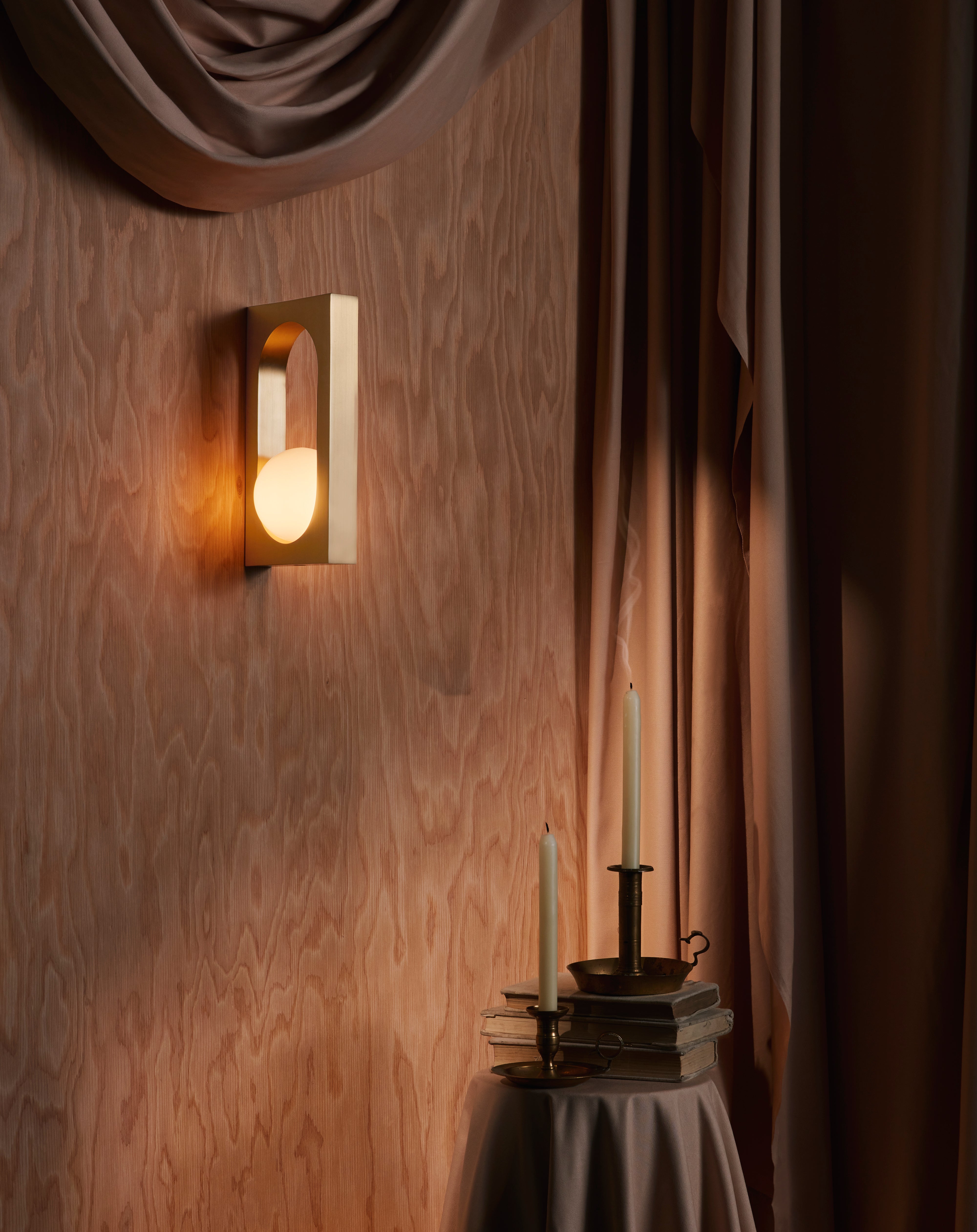 Wandlampe MYTHOS mit opalisiertem Schirm und Messing.