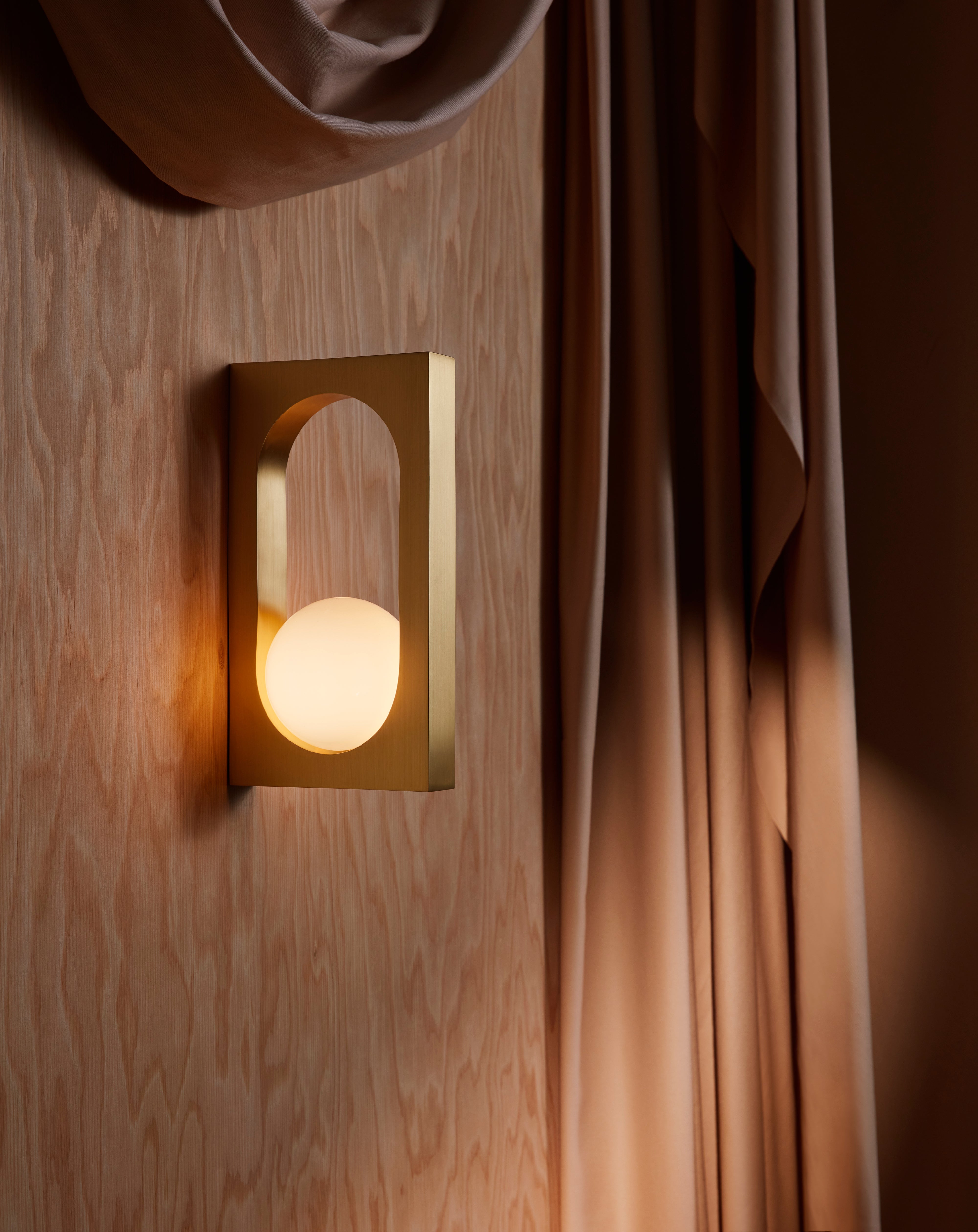 Wandlampe MYTHOS mit opalisiertem Schirm und Messing.