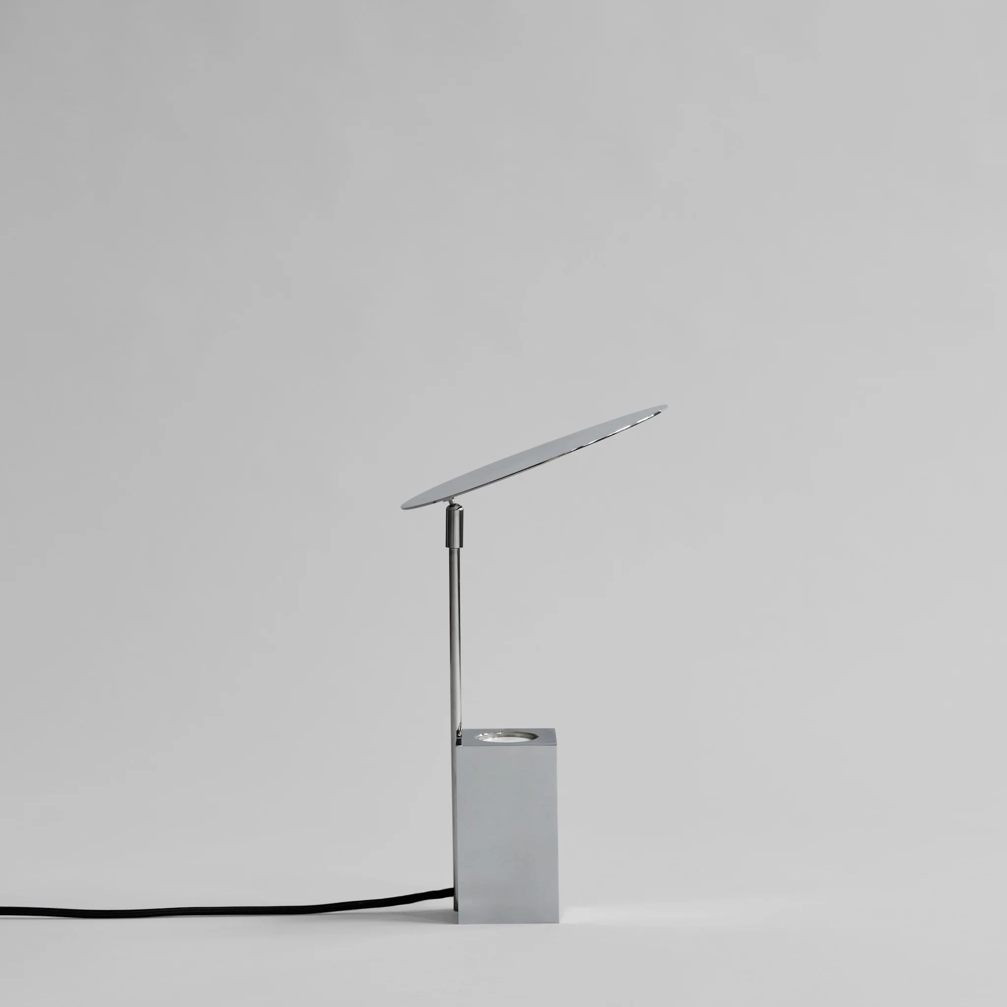 Reflektieren Sie die Chromtischlampe