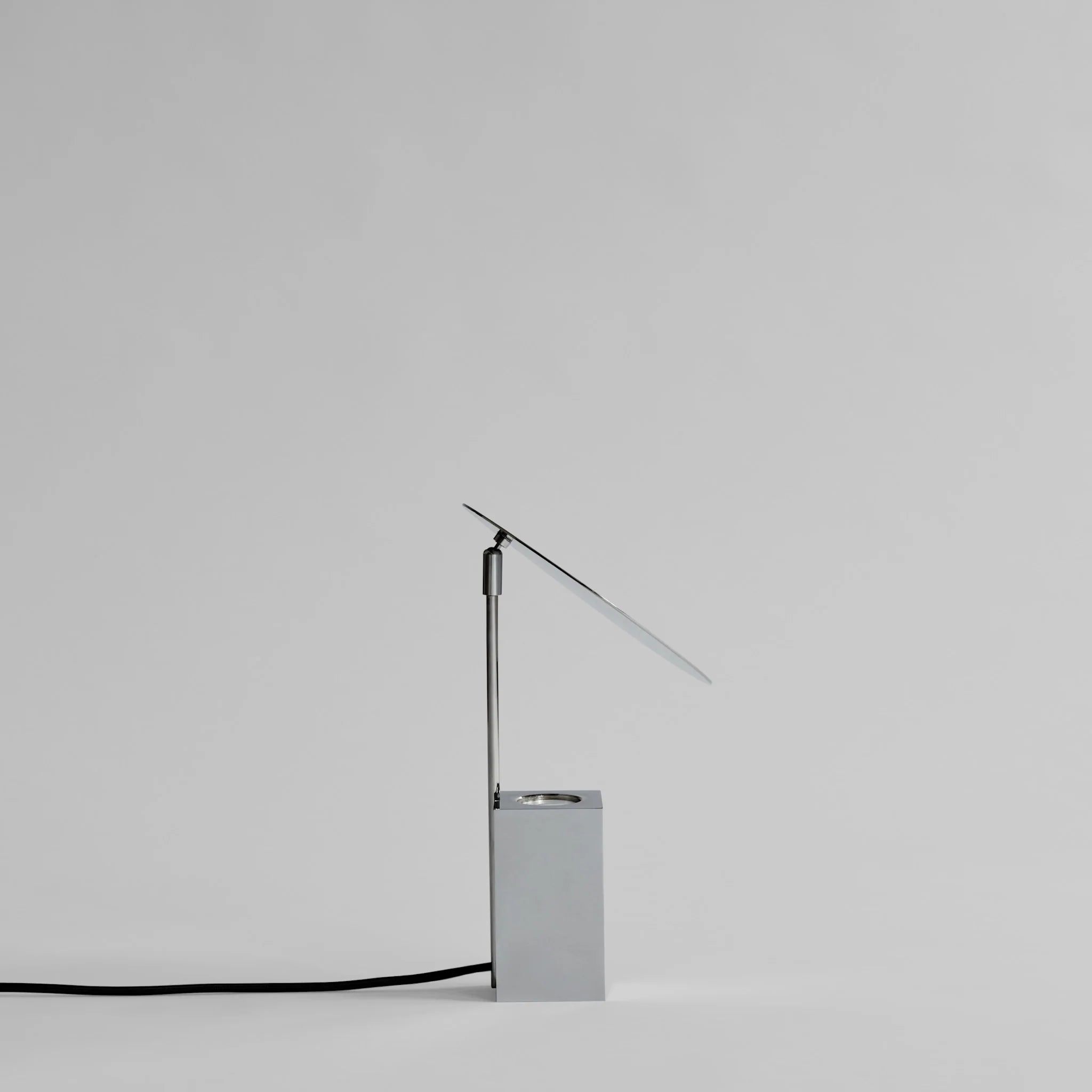 Reflektieren Sie die Chromtischlampe