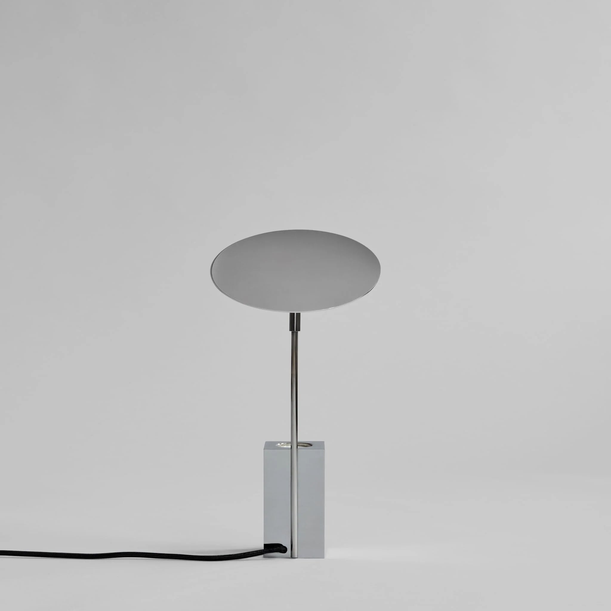 Reflektieren Sie die Chromtischlampe