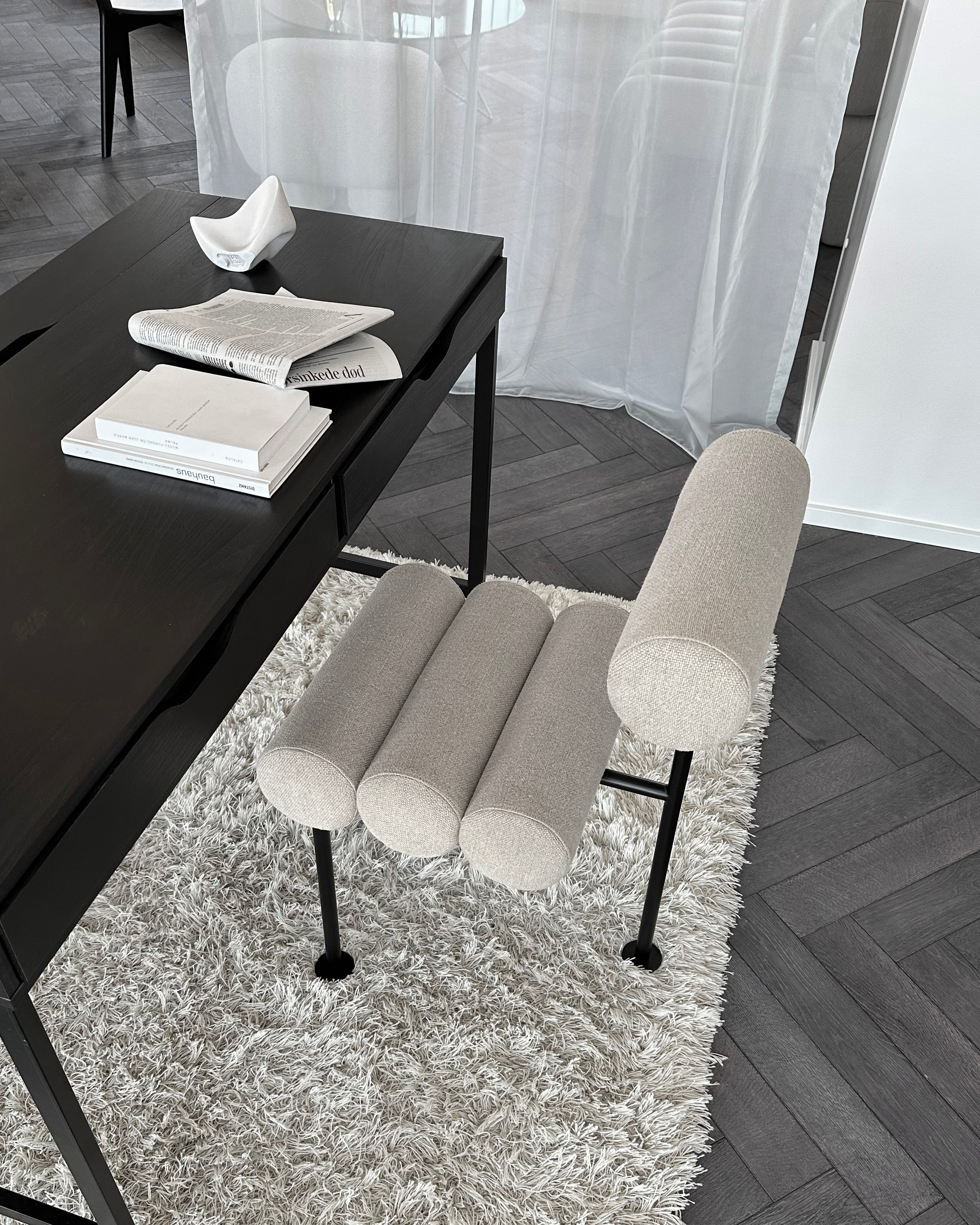 Stuhl HIRO beige mit schwarzem Gestell