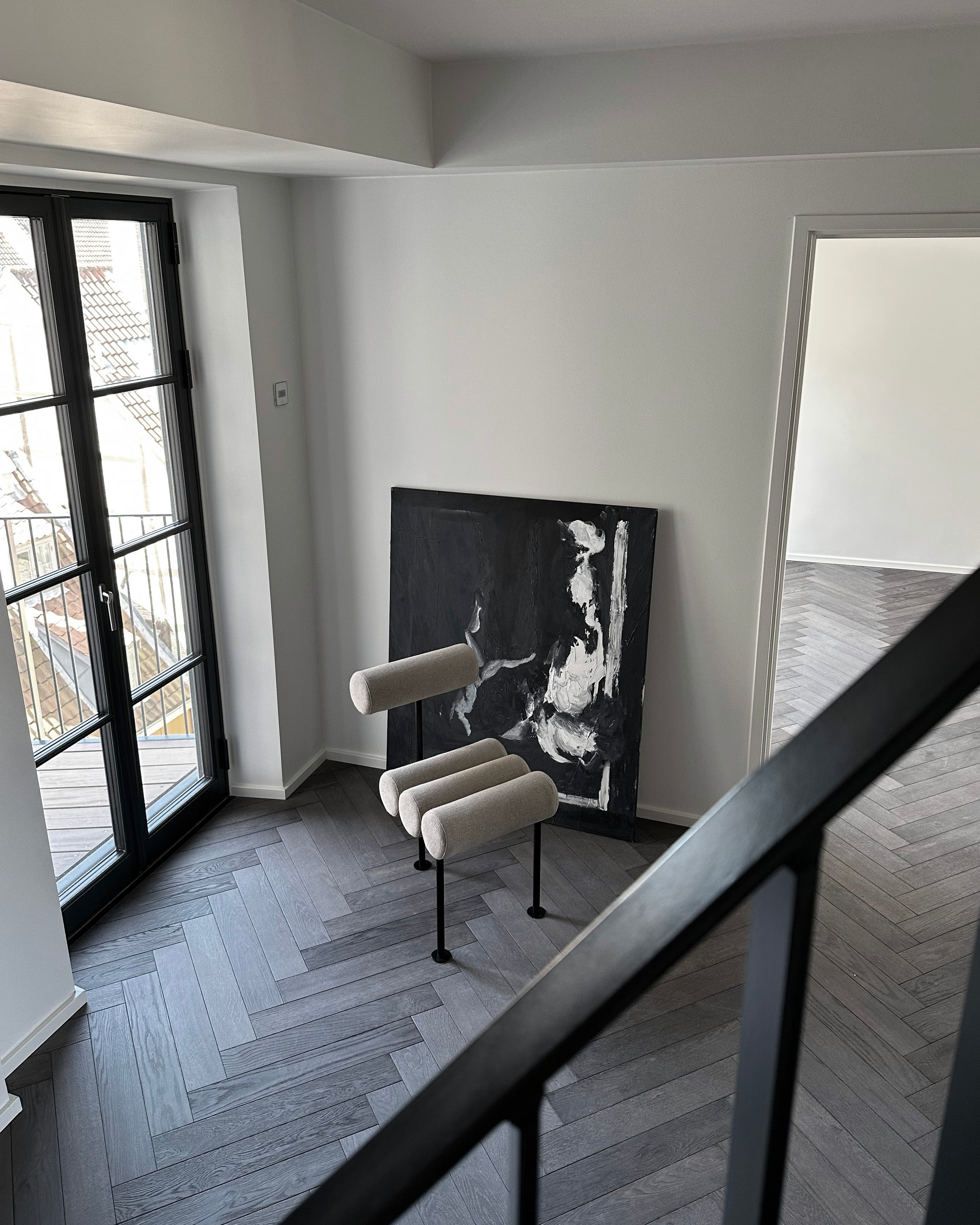 Stuhl HIRO beige mit schwarzem Gestell