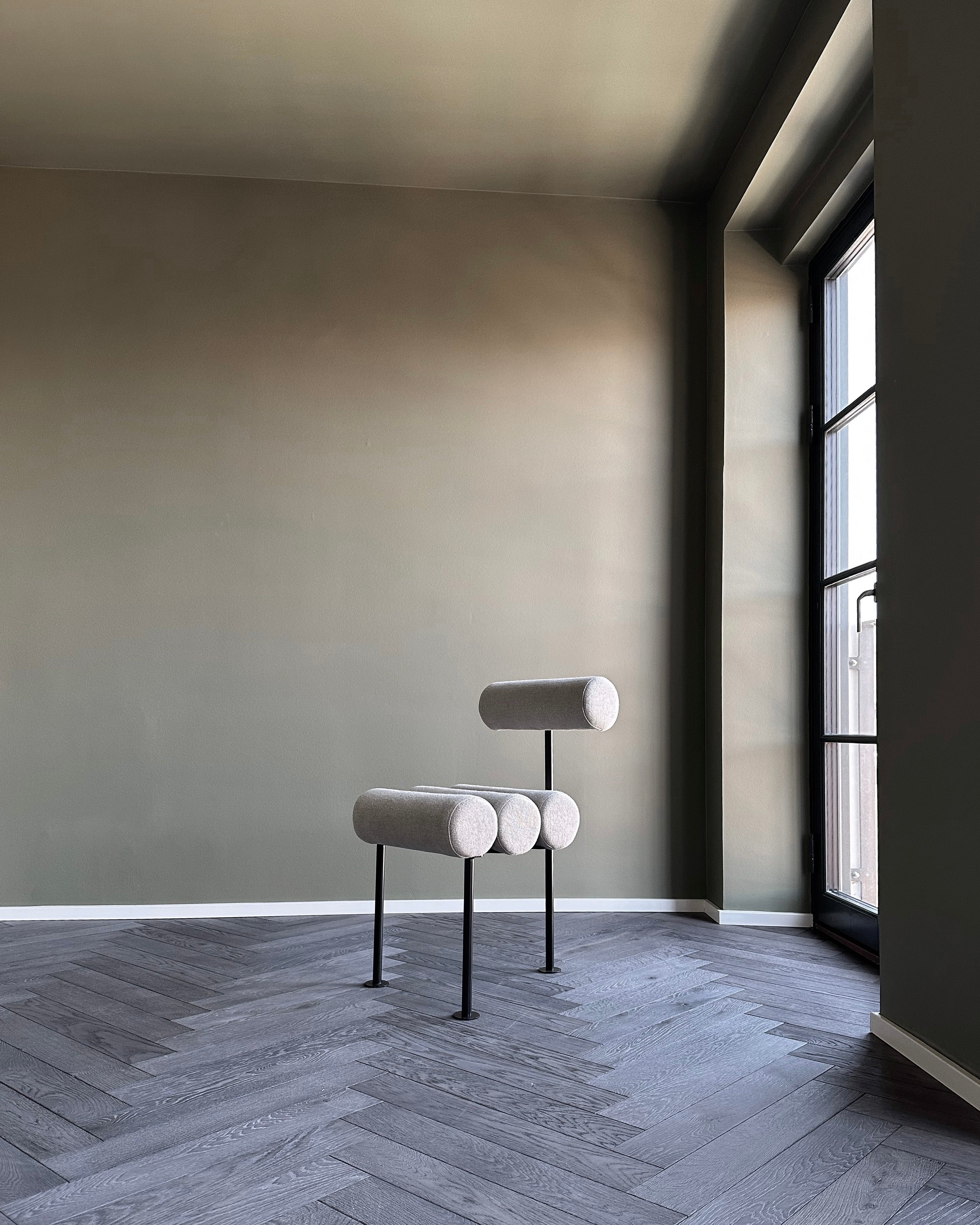 Stuhl HIRO beige mit schwarzem Gestell