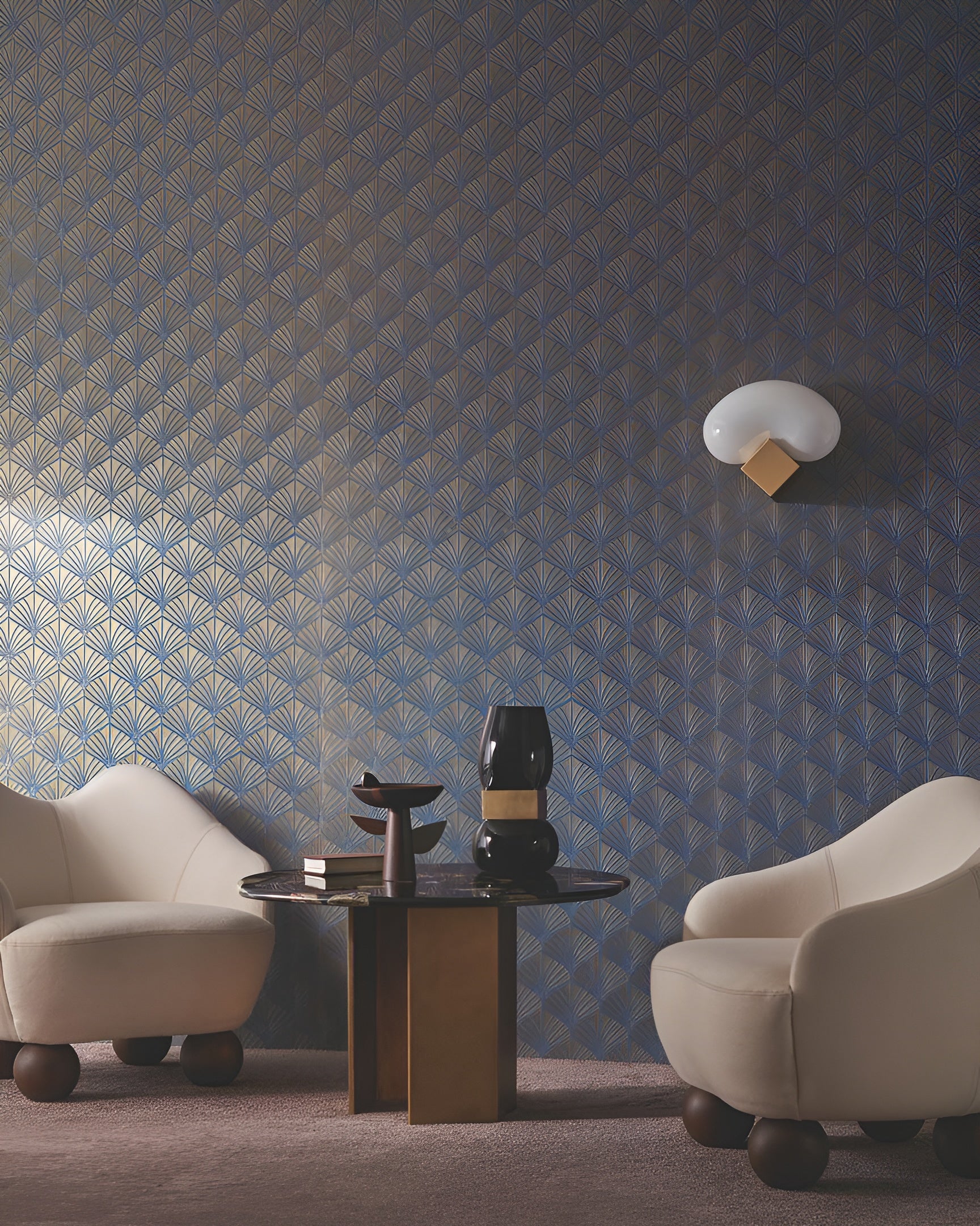 Strukturierte metallische Tapete mit pflanzlichem Motiv von NEREIDES - BLEU ROI/DORÉ in Marineblau mit Gold