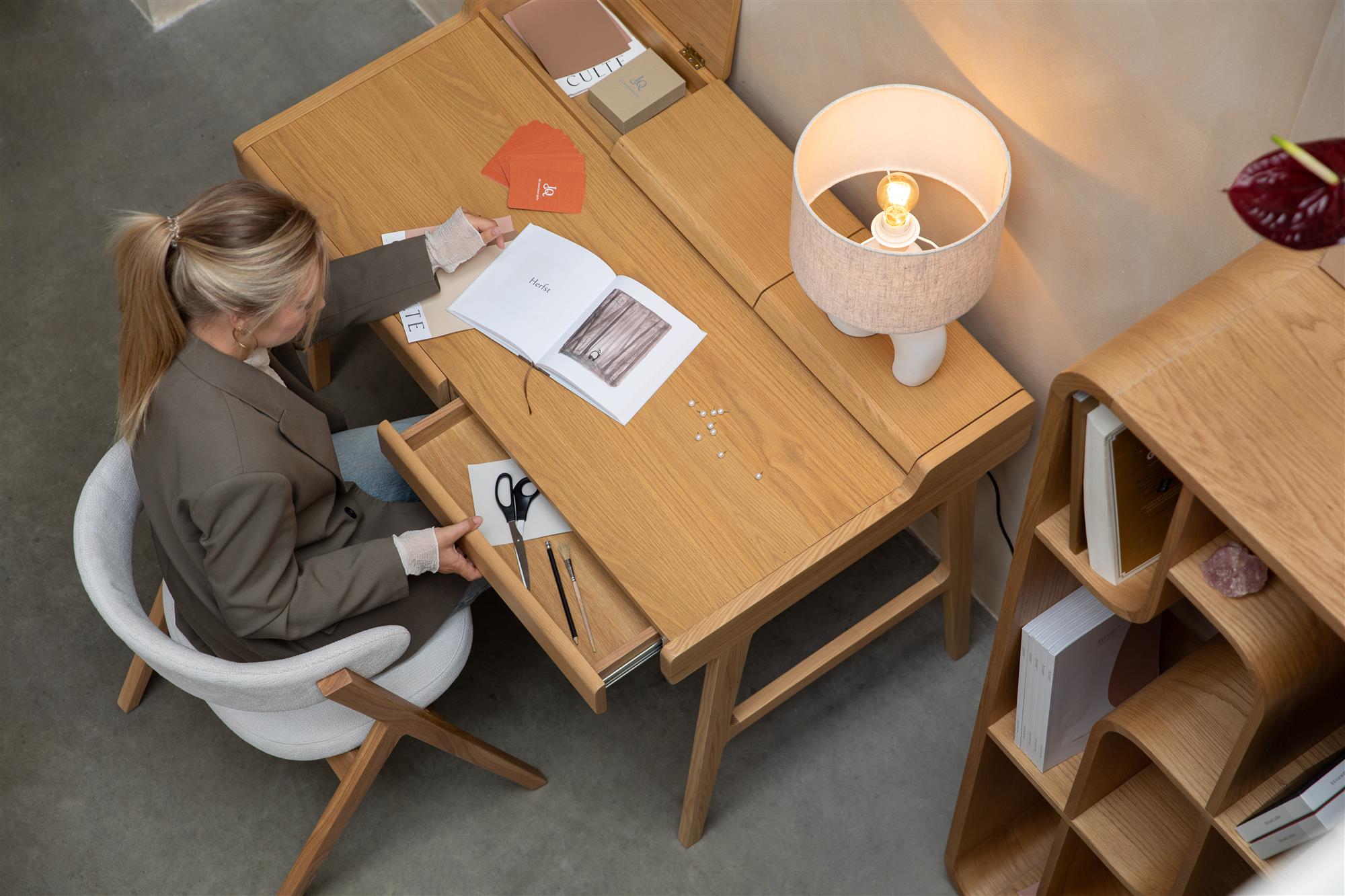 Schreibtisch KAAT in Nussbaum-Furnier
