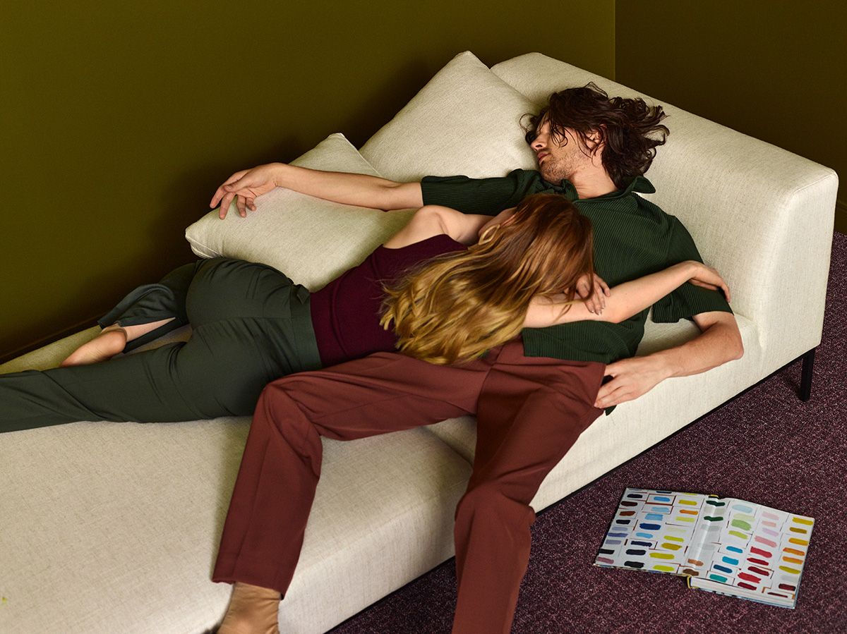 Modularer 6-Sitzer Ecksofa rechtsseitig HOLDEN gepolstert mit schwarzem Gestell