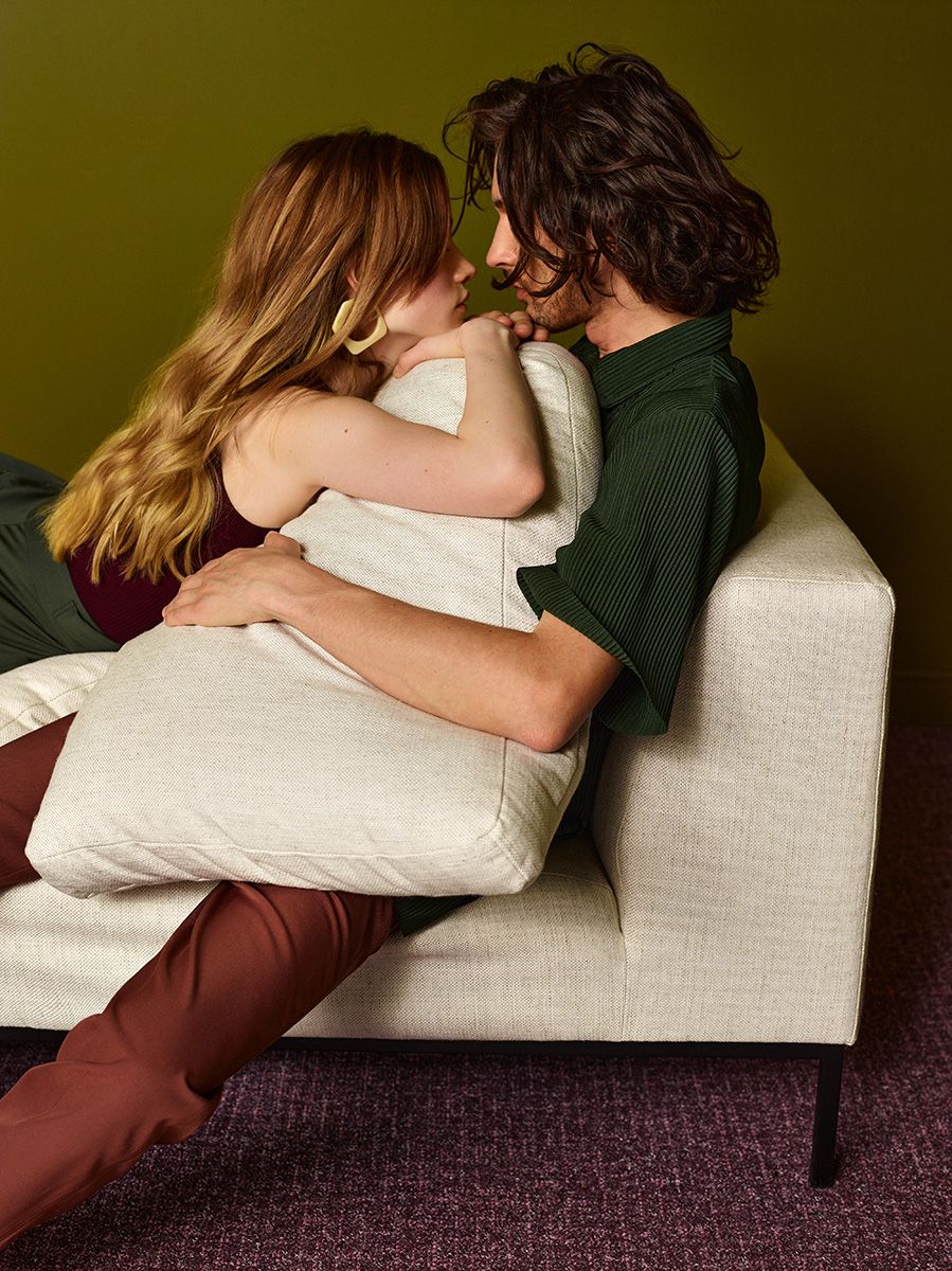 Puff HOLDEN gepolstert mit schwarzem Fuß