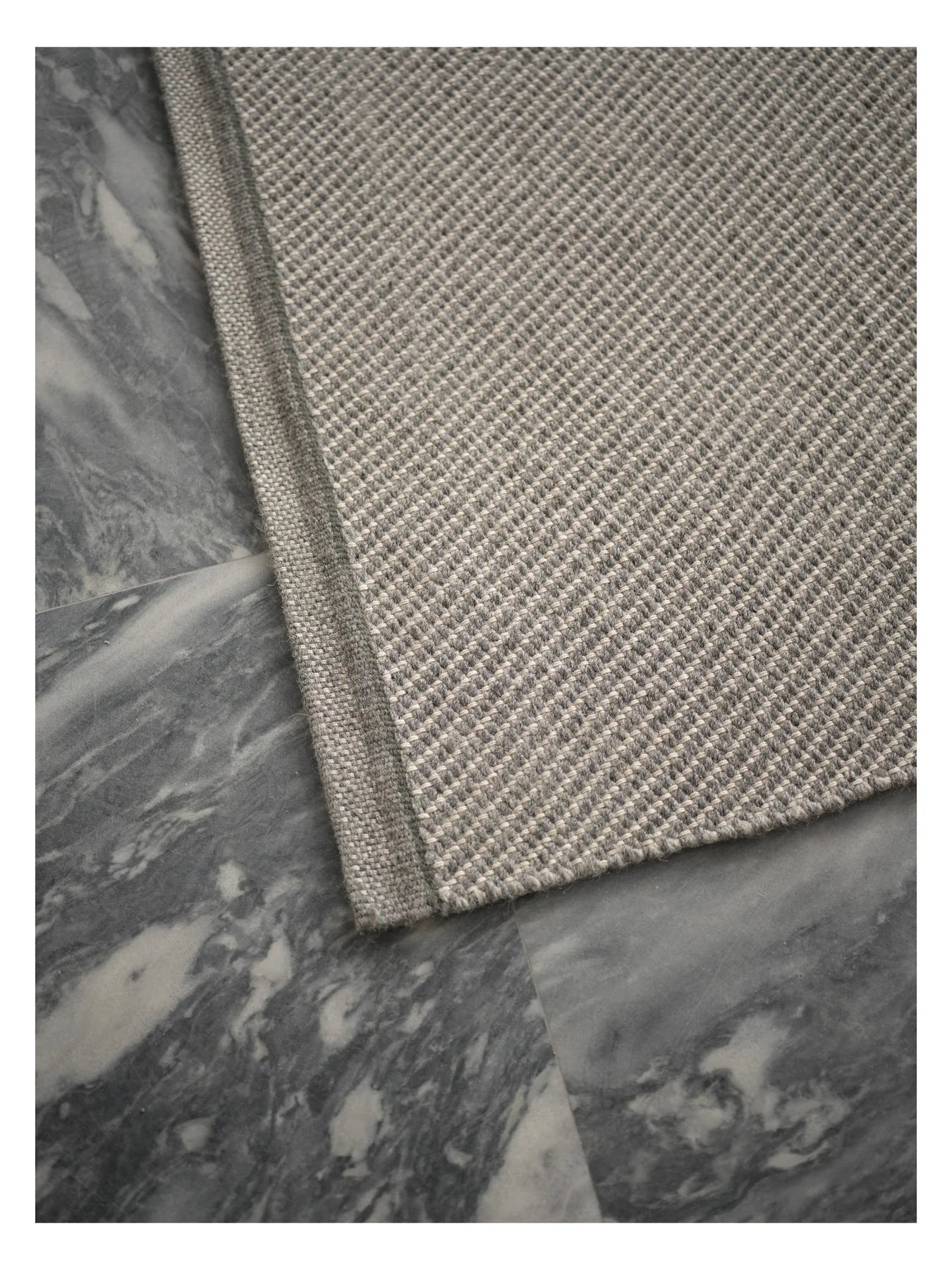 DAWN LIGHT gray rug with green stripe
