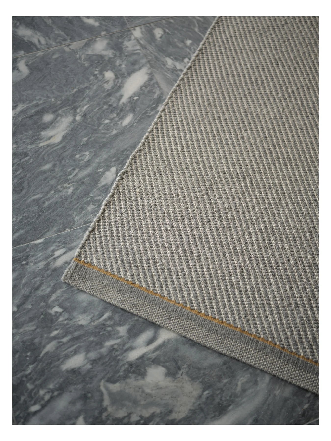 Teppich DAWN LIGHT grau mit senfgelbem Streifen