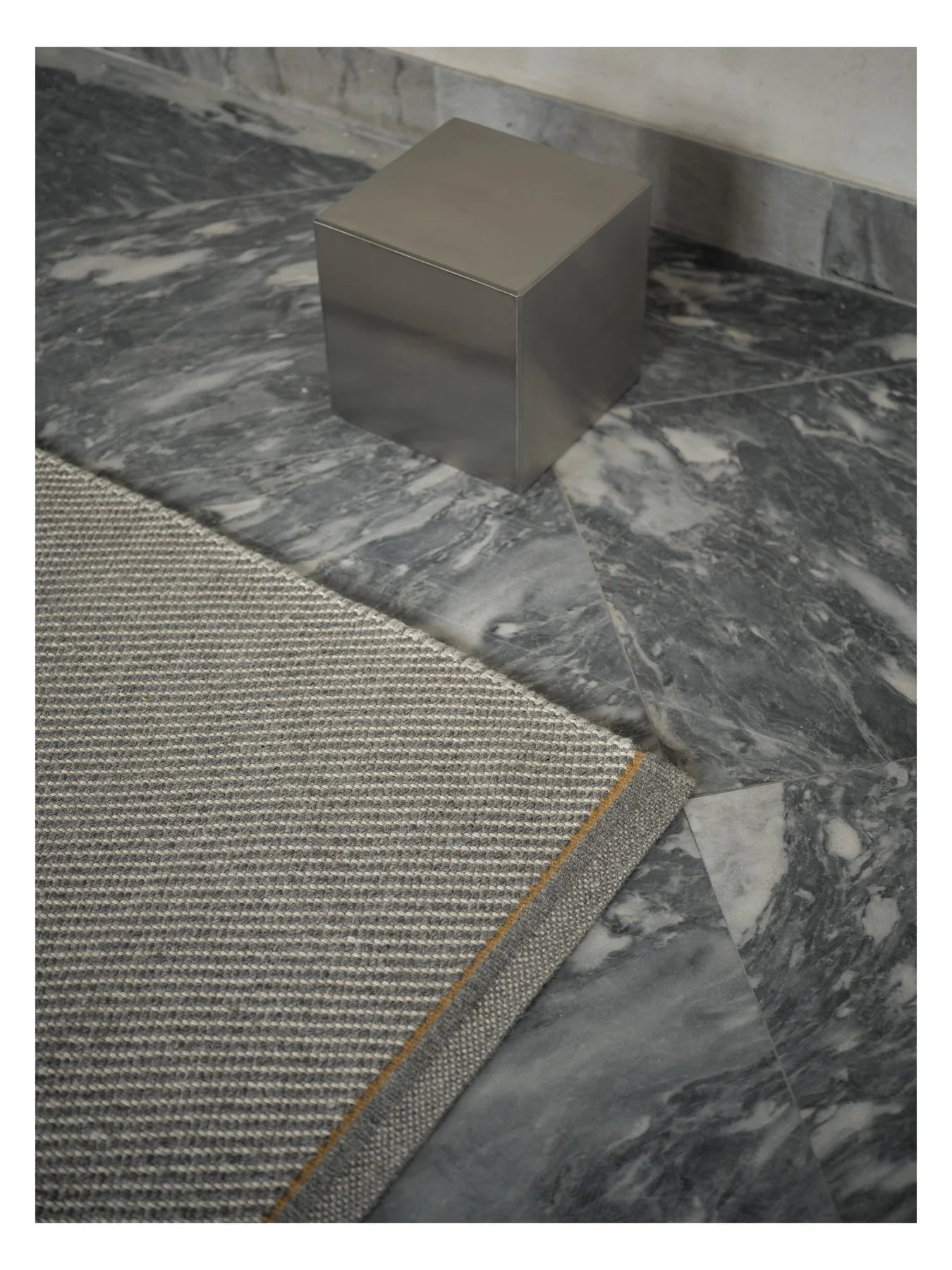 Teppich DAWN LIGHT grau mit senfgelbem Streifen