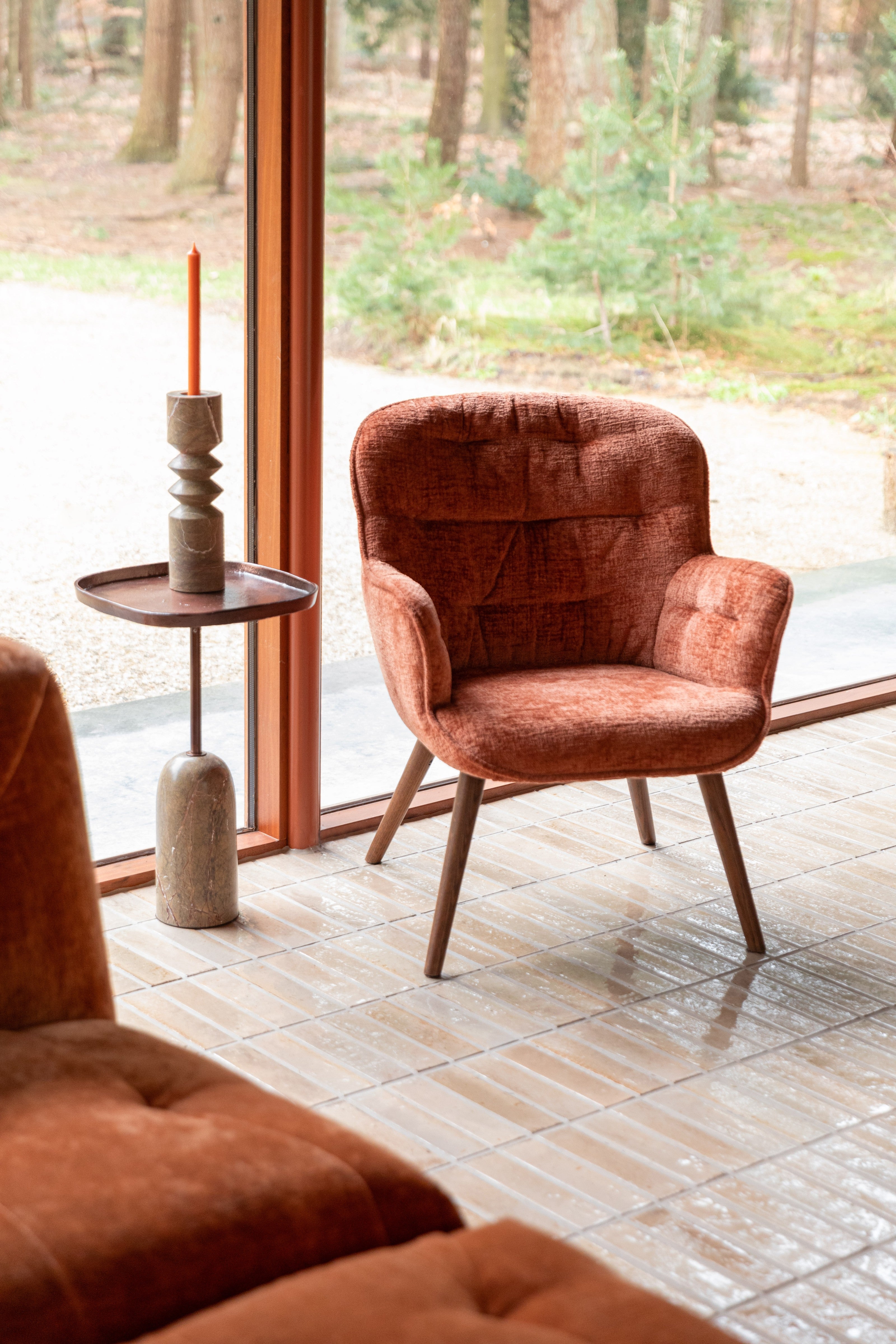 Sessel LENN braunes Samt mit Holzgestell