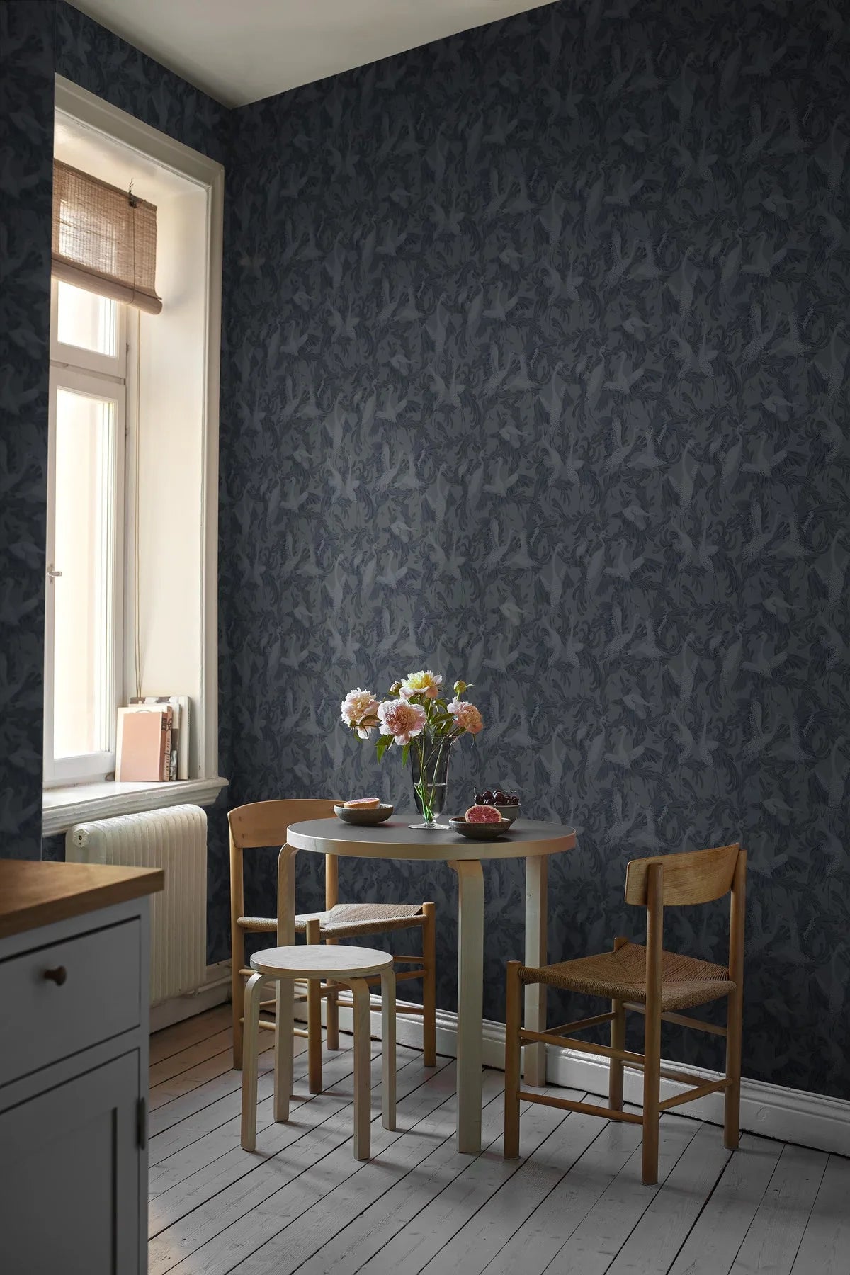 Tapete mit tierischem Motiv von Vögeln DANCING CRANE in Marineblau