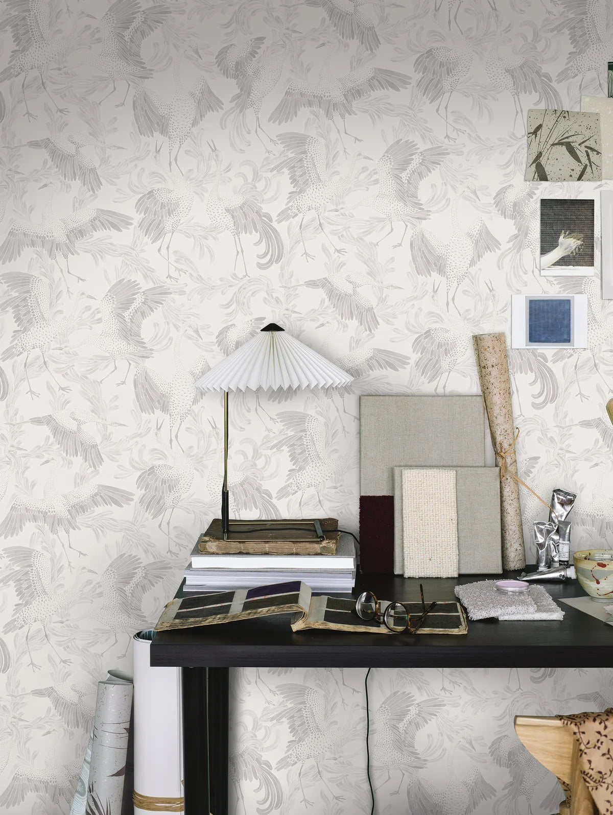 Tapete mit tierischem Motiv von Vögeln DANCING CRANE weiß mit grau