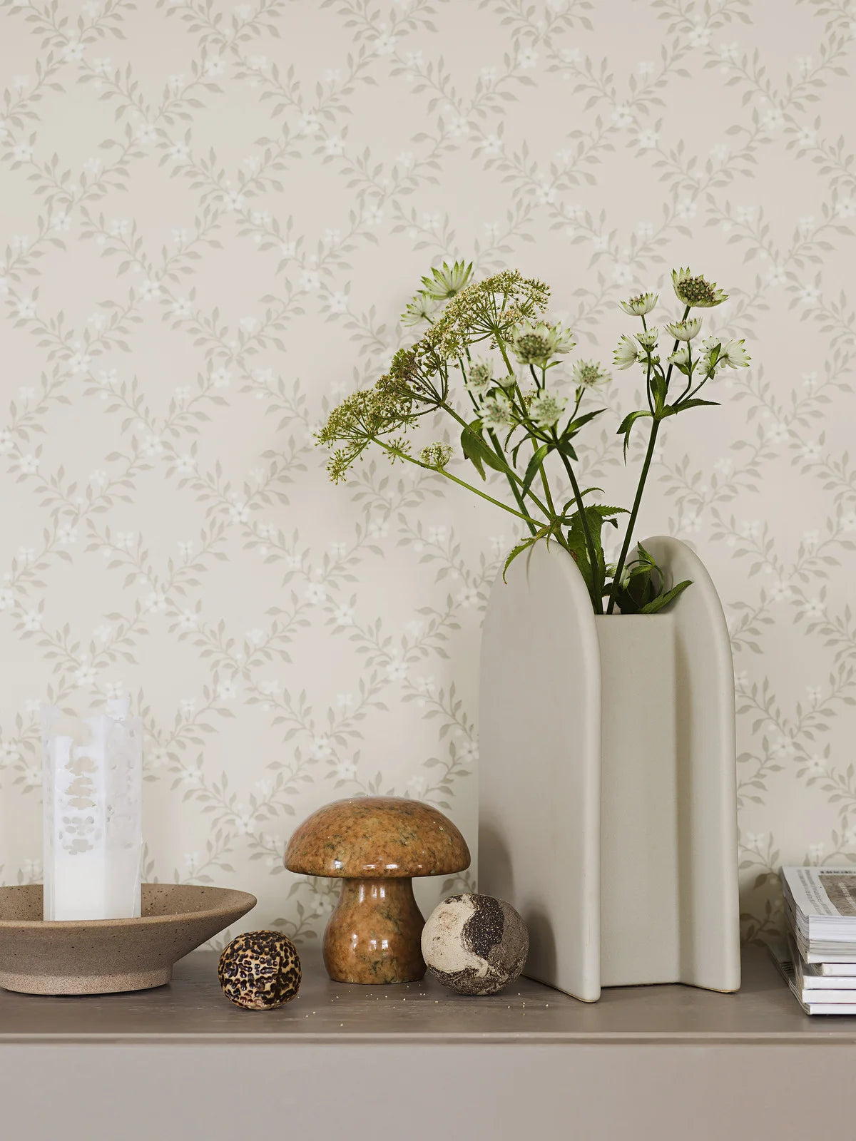 Tapete mit Pflanzenmotiv SOMMARSLÖJA beige mit Weiß