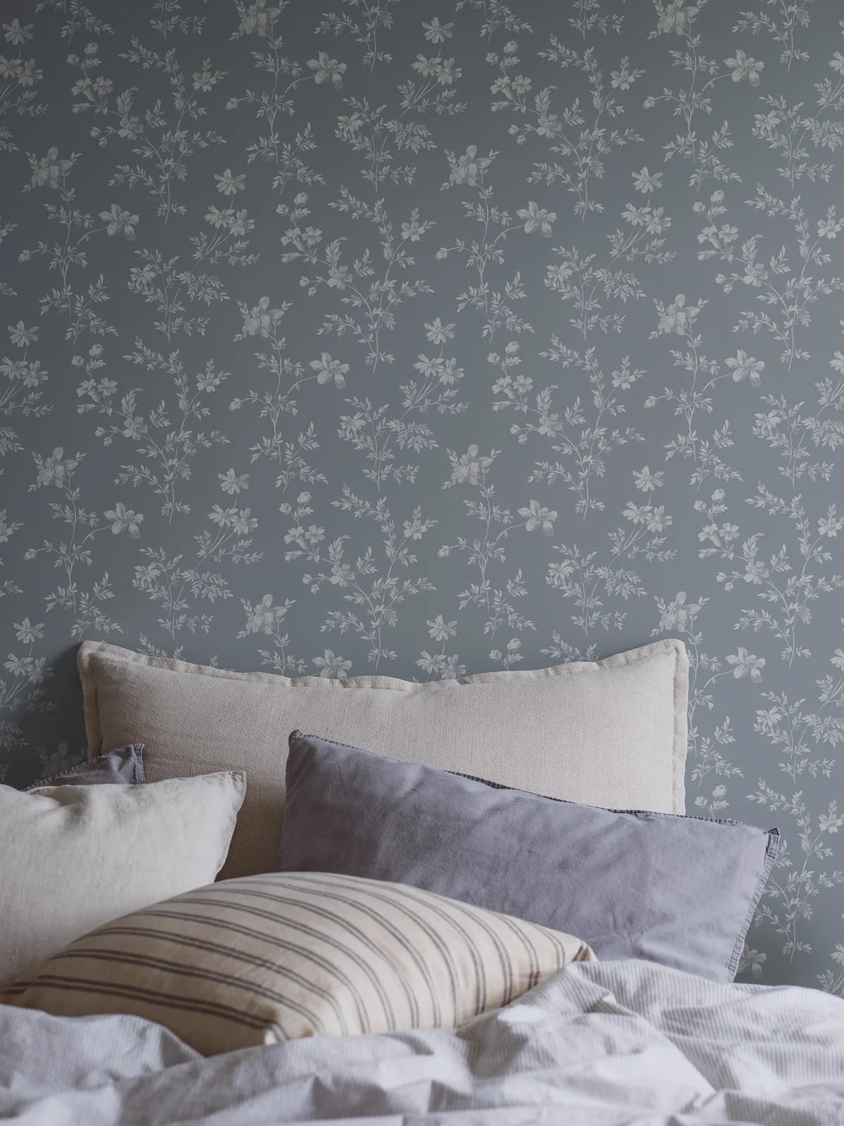 ÄNGSBLOMMA Blue and White Floral Pattern Wallpaper