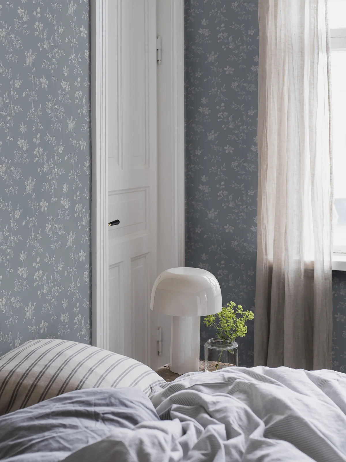 ÄNGSBLOMMA Blue and White Floral Pattern Wallpaper