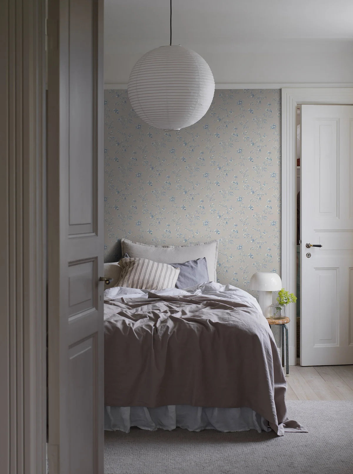 ÄNGSBLOMMA Beige Wallpaper with Floral Motif in Blue