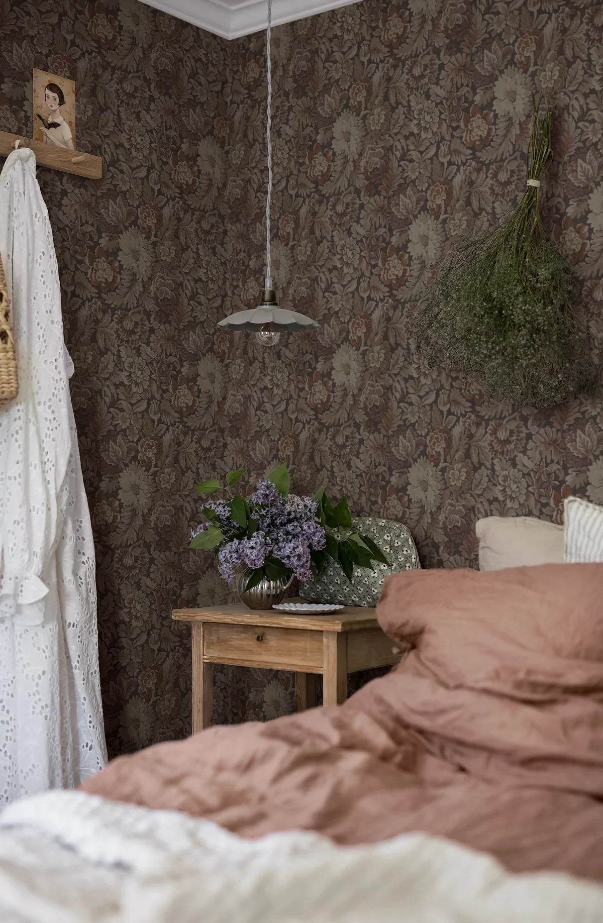 Tapete mit floralem Muster NIGHTINGALE GARDEN bordeaux mit beige