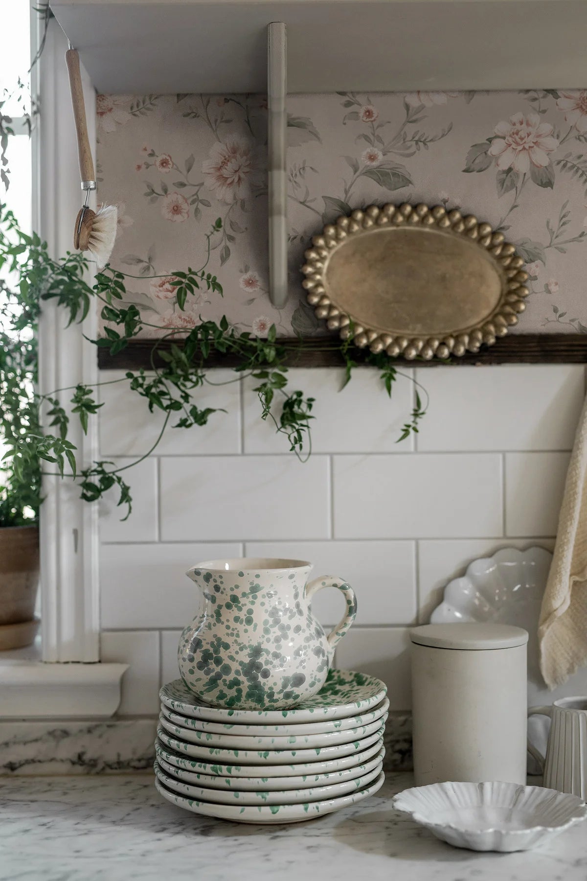 Vlies-Tapete mit Pflanzenmuster LAURA’S COTTAGE beige mit pudrigem Rosa