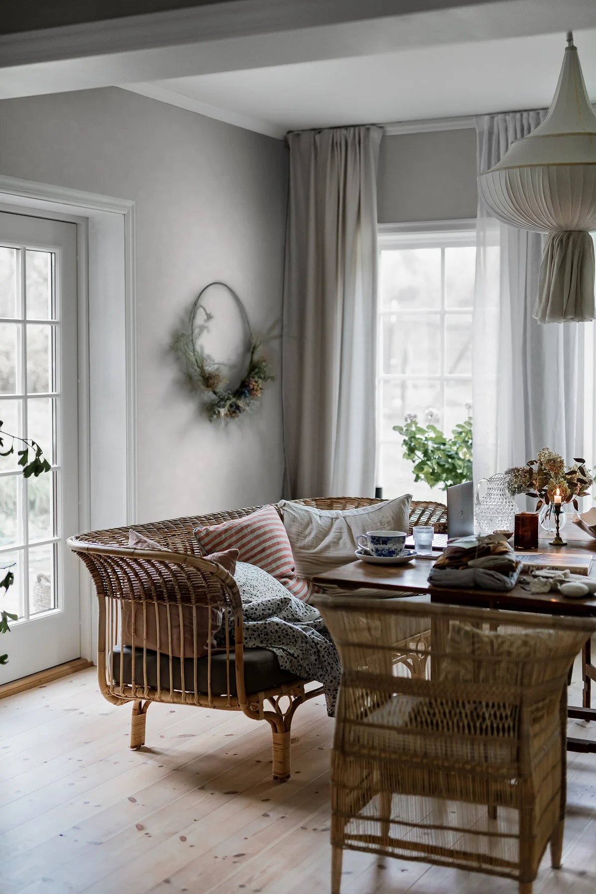 Tapete, die Gips imitiert, PAINTER’S WALL, hellgrau