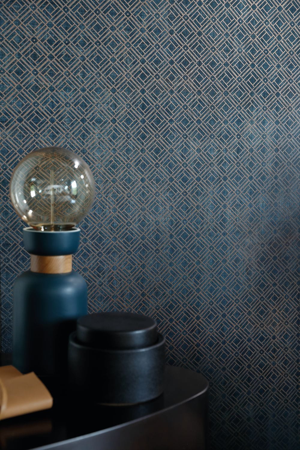 Metallic wallpaper with geometric pattern KHEOPS - BLEU NUIT blue with brown