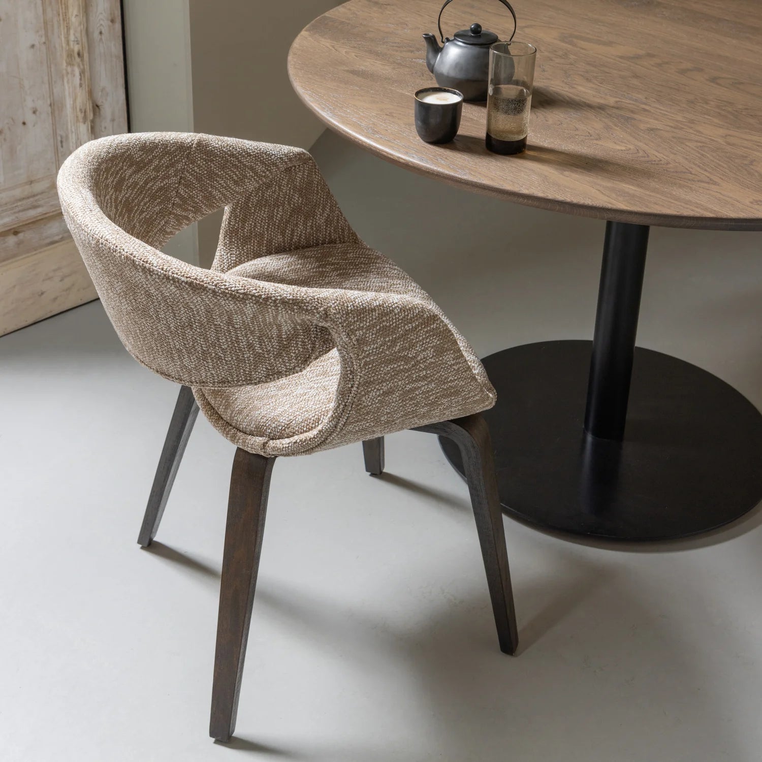 Sessel mit Armlehnen YOSSI beige mit braunem Holzgestell