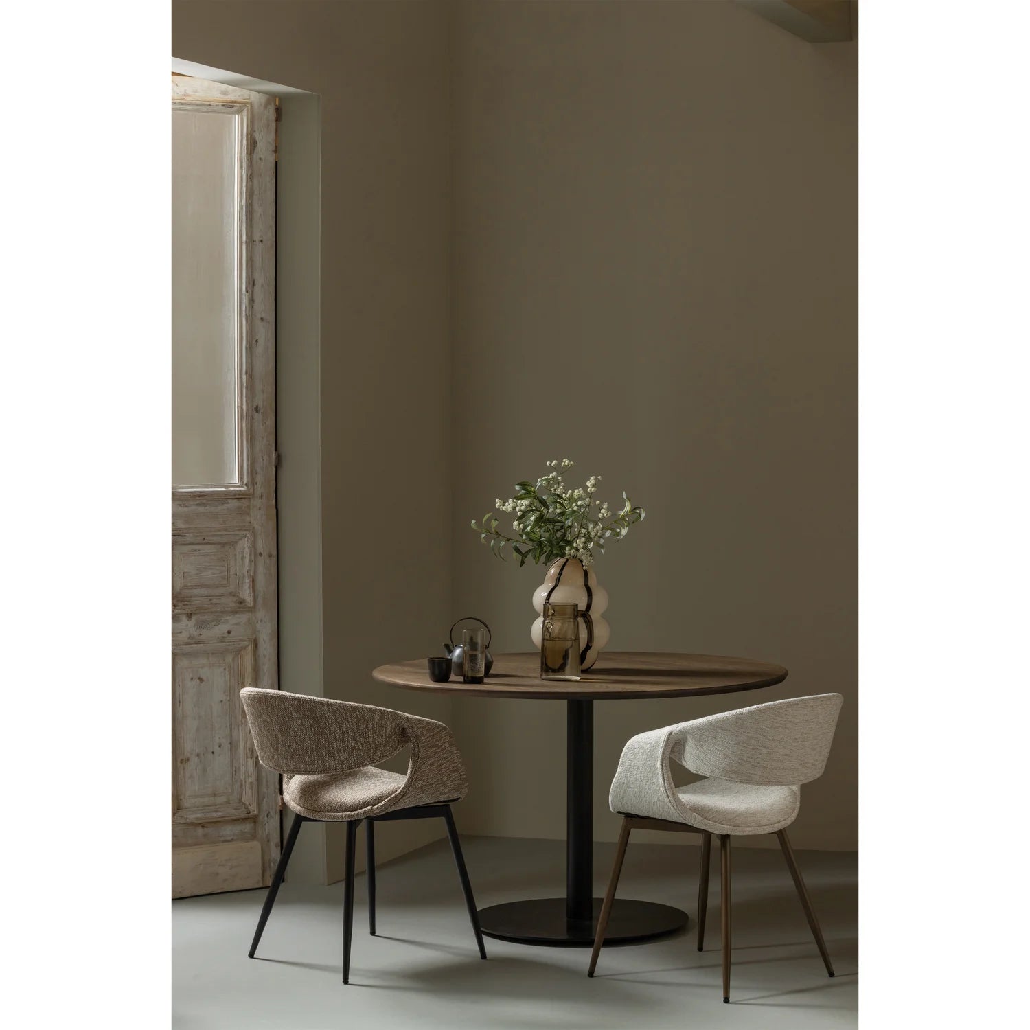Sessel mit Armlehnen YOSSI beige mit schwarzem Metallgestell