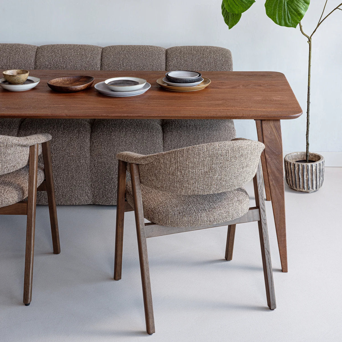 Sessel mit Armlehnen TUNAR braun mit dunkelbraunem Holzgestell